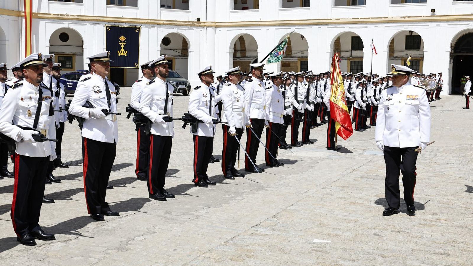 El General Comandante de la Fuerza de Protección de la Armada (GEPROAR), Manuel García Ortiz, pasa revista a la fuerza El General Comandante de la Fuerza de Protección de la Armada (GEPROAR), Manuel García Ortiz, pasa revista a la fuerza