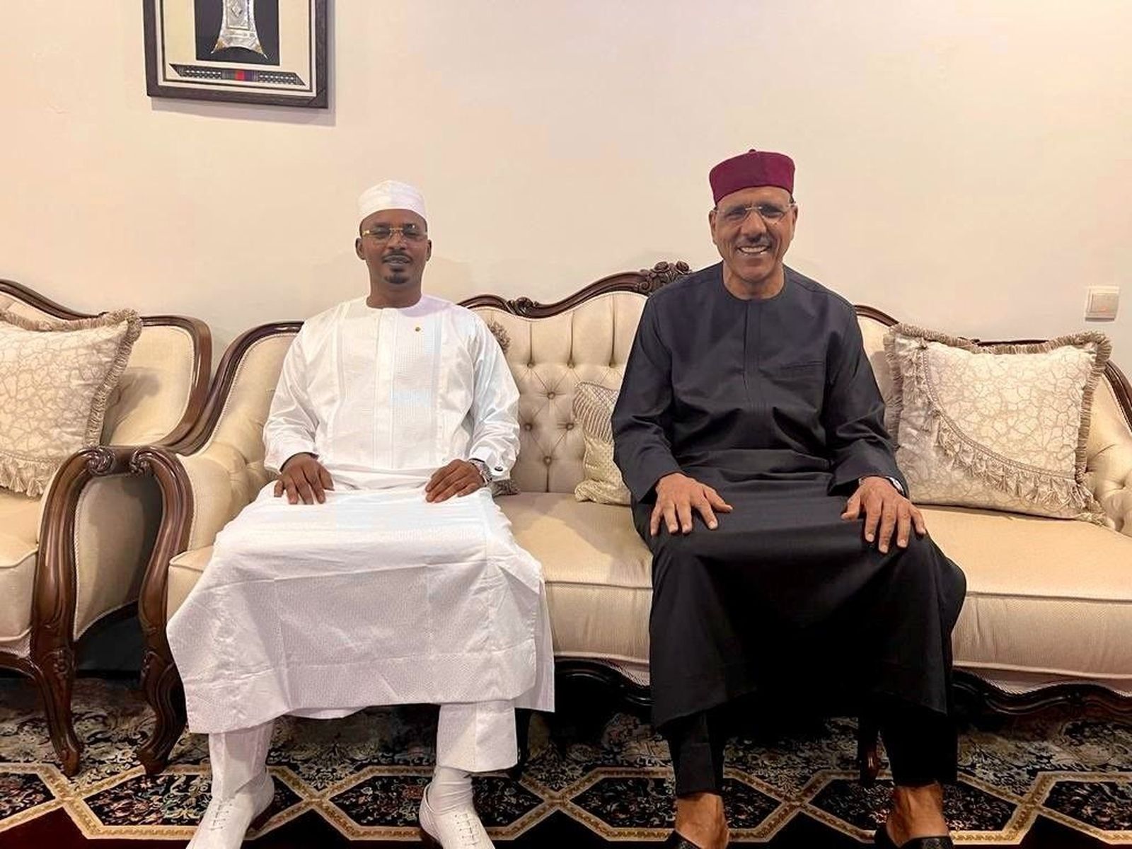 El jefe de la junta militar junto al presidente depuesto.