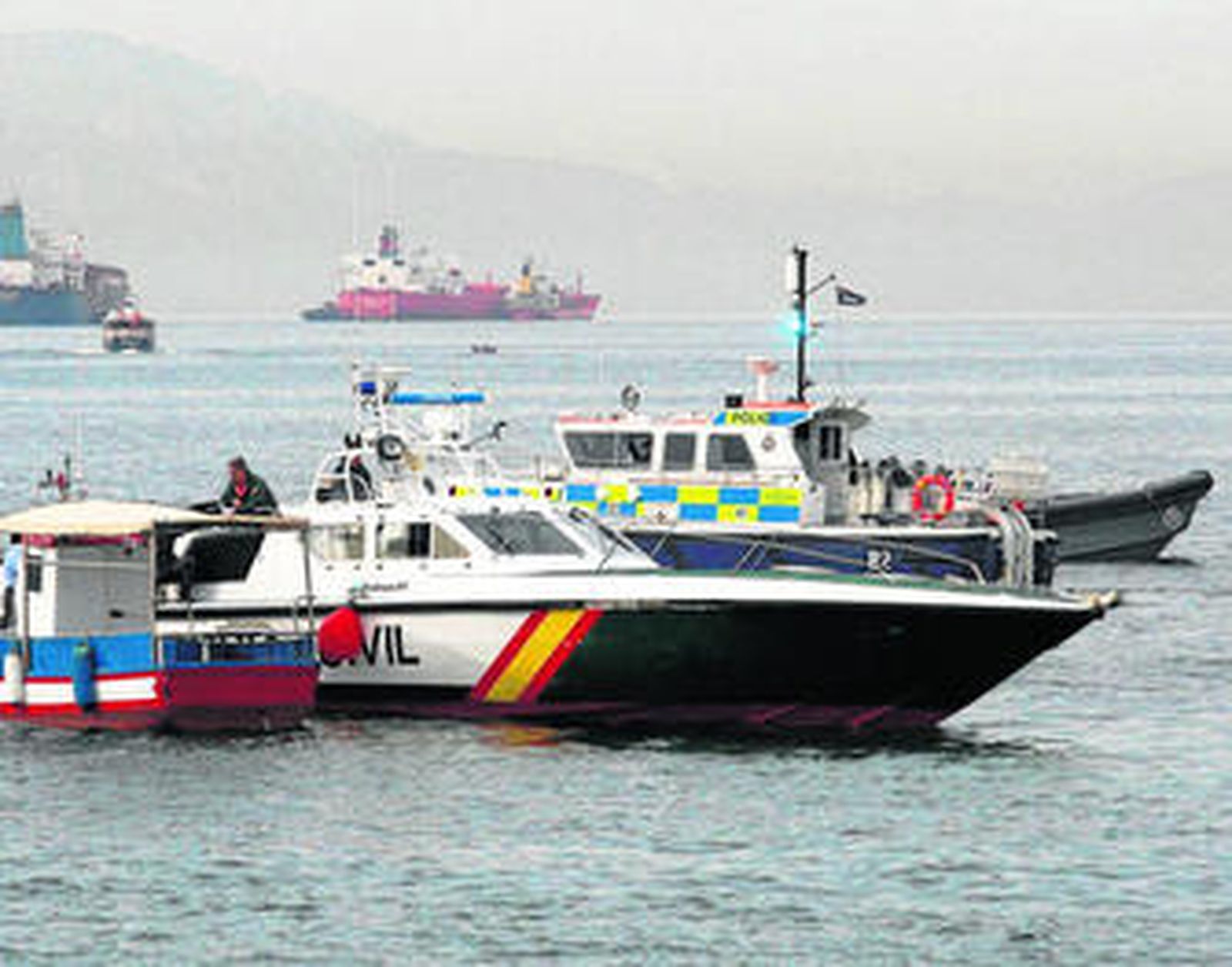 Una patrullera de la Guardia Civil y otra de la Policía del Peñón, en una imagen reciente.