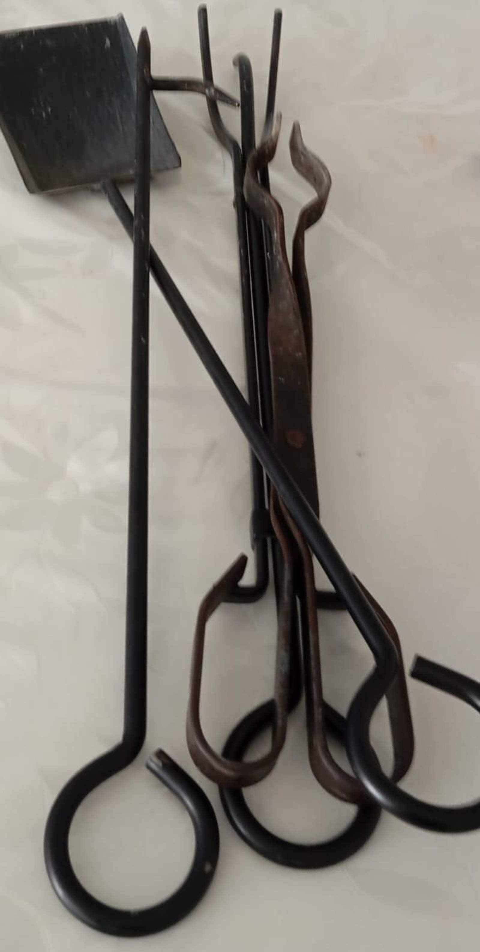 Atizadores de chimenea con los que el sujeto agredió a los agentes Atizadores de chimenea con los que el sujeto agredió a los agentes