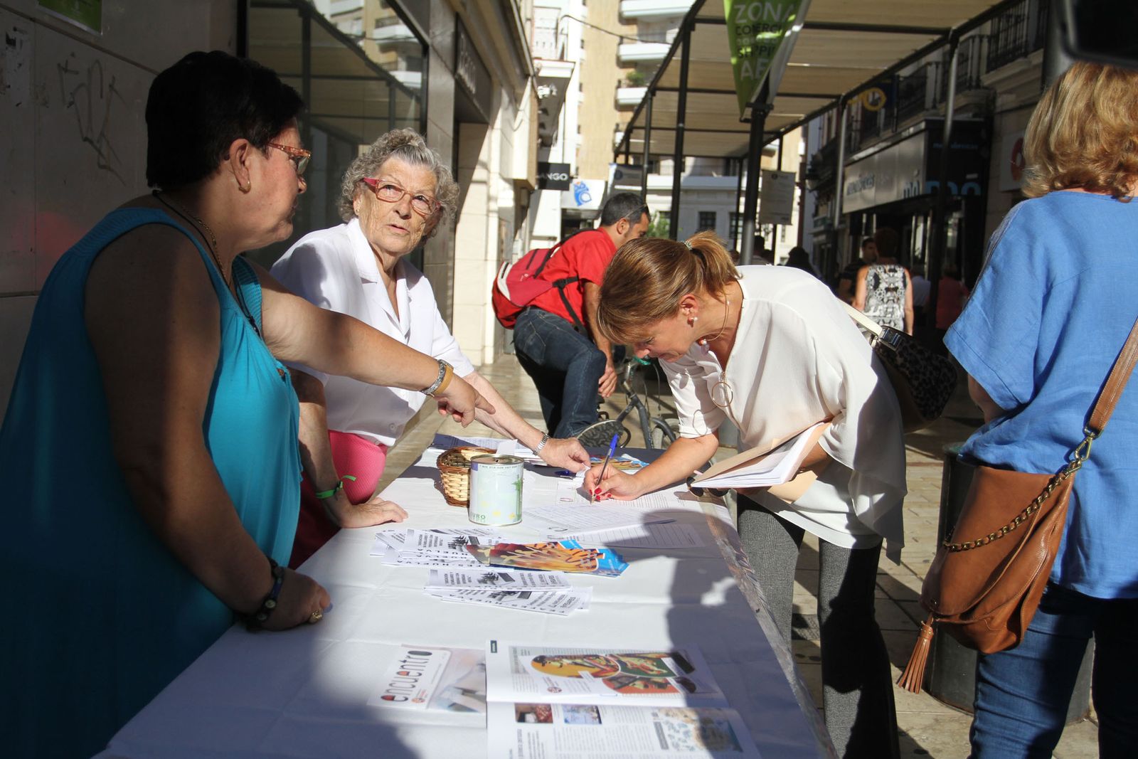 1. Recogida de firmas para pedir más recursos, en la mesa de la calle Concepción. 2. Gabriel Galiano lee el manifiesto en la Diputación.