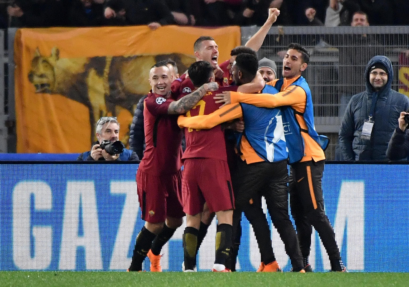 Dzeko celebra su gol con sus compañeros.