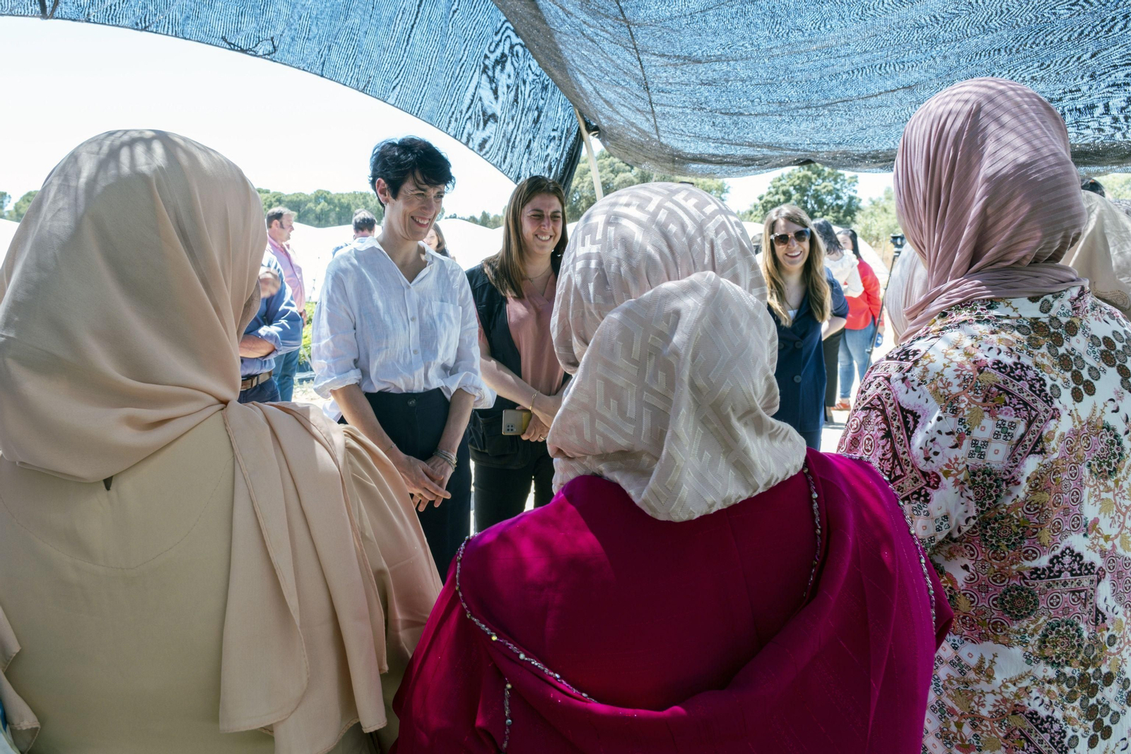 Elma Saiz charla con temporeras.