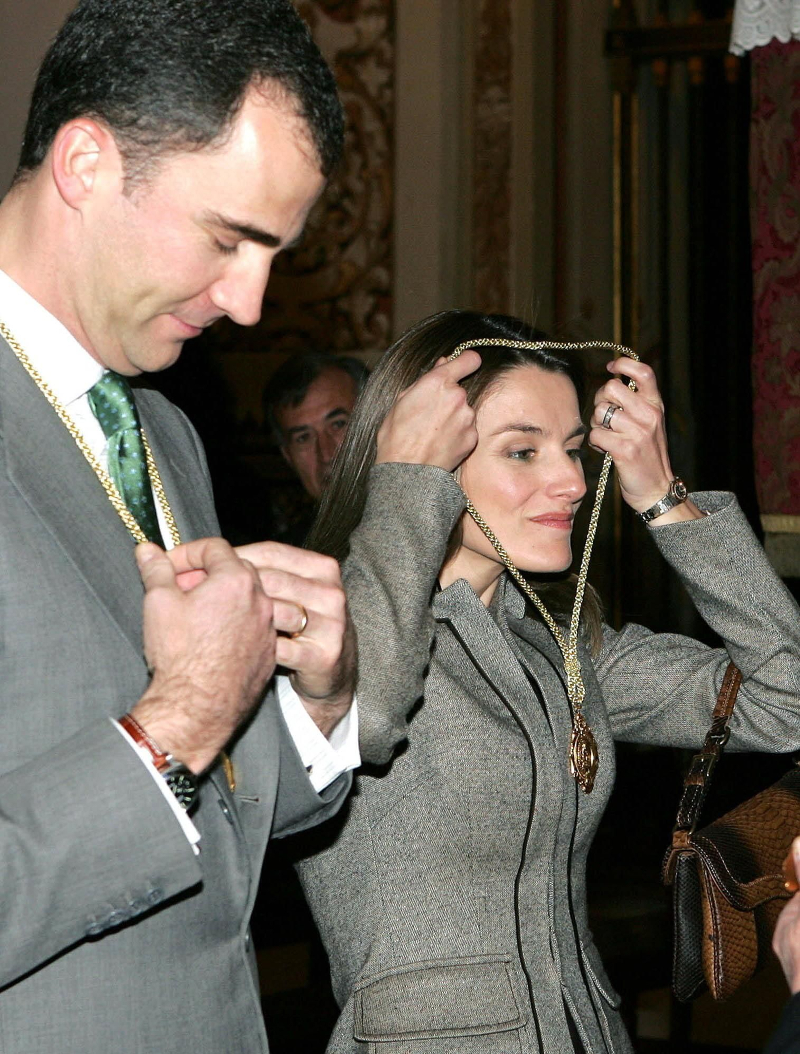 Don Felipe y Doña Letizia se cuelgan su medalla de la Virgen del Rocío durante la visita de 2006.