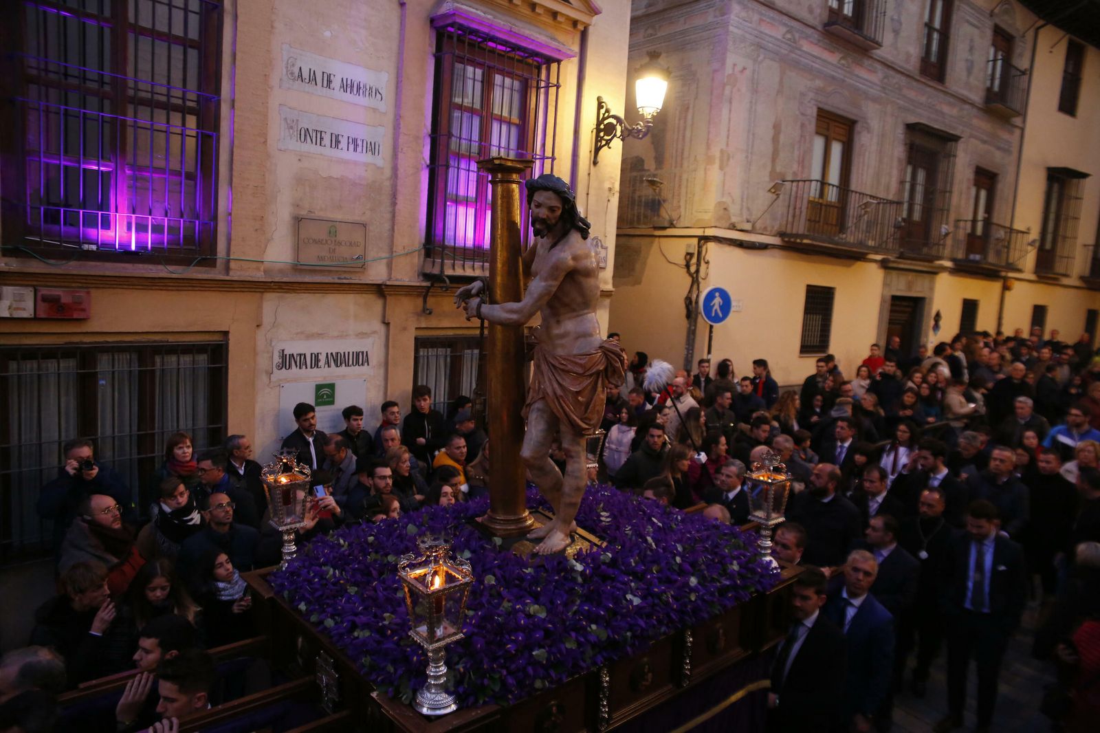El vía crucis oficial de las cofradías de Granada, en imágenes