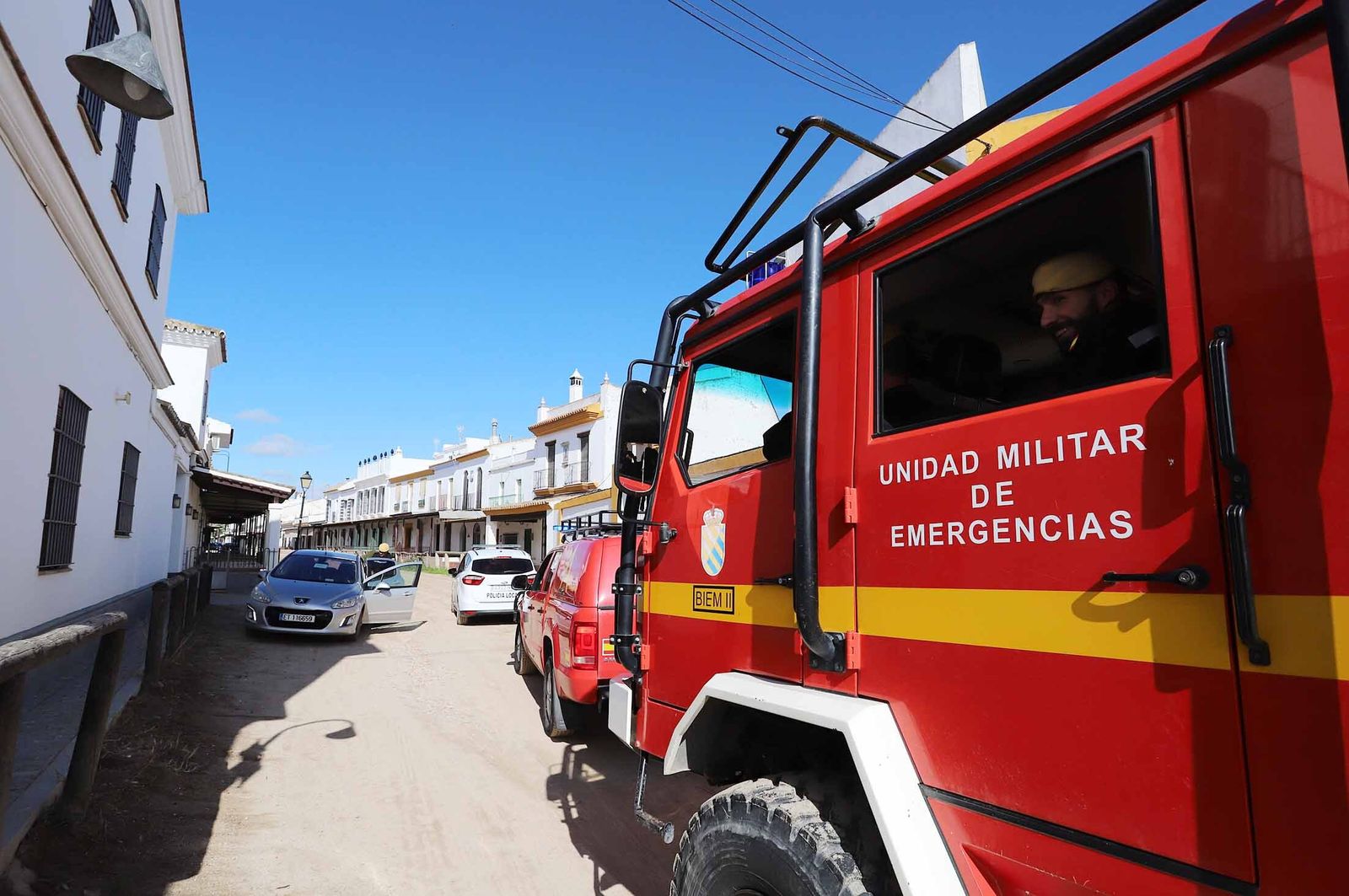 Imágenes de la presencia de la UME en el Rocío para el confinamiento