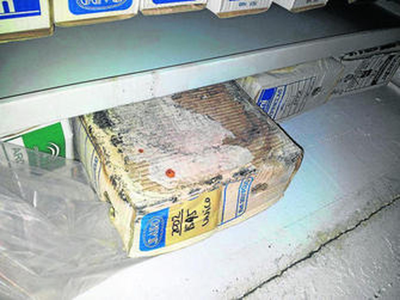 La imagen muestra el estado de las cajas, con humedades, en los "archivos intermedios" del edificio Viapol.