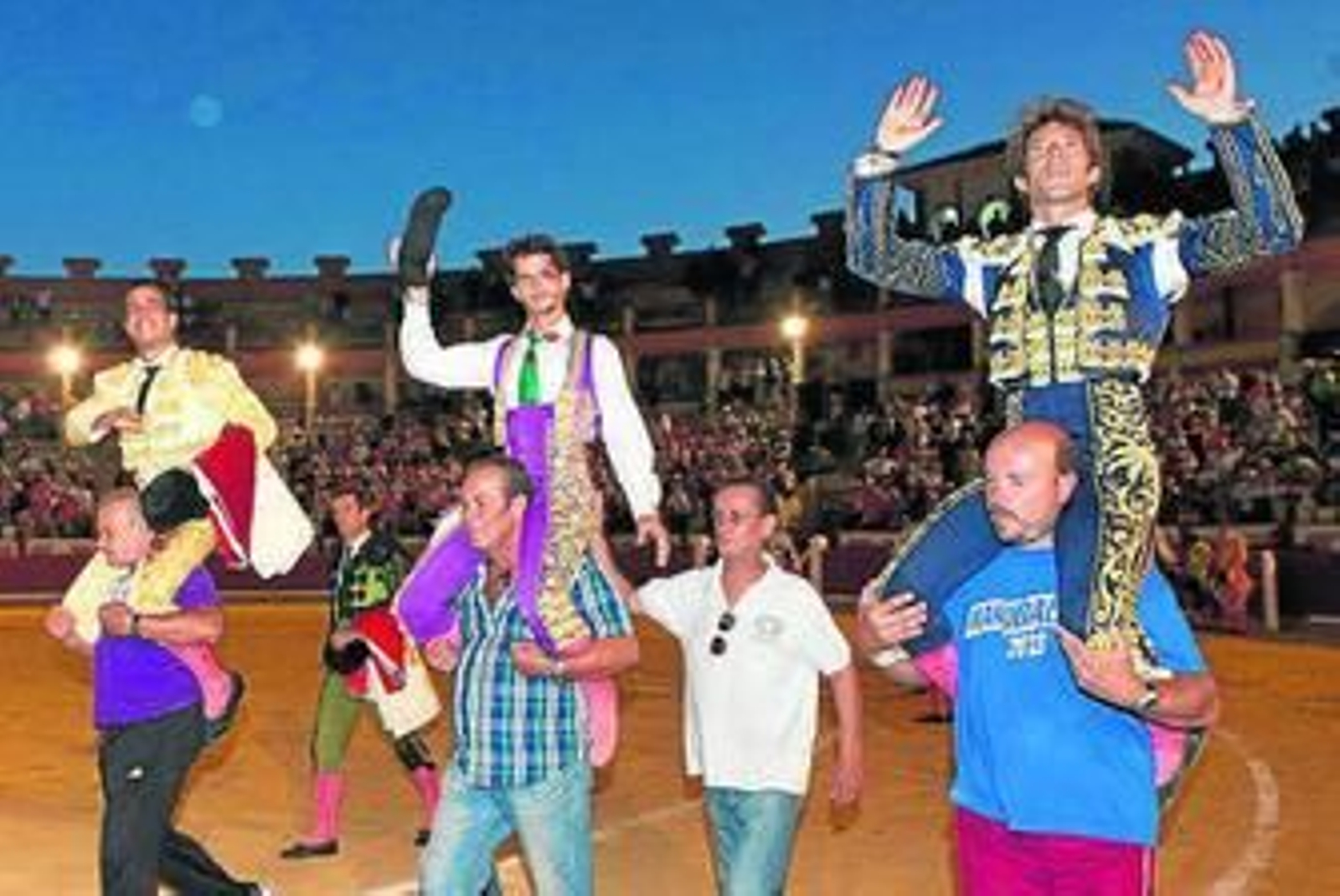 Fandiño, Gallo y Escribano, en su salida a hombros del coso conquense.