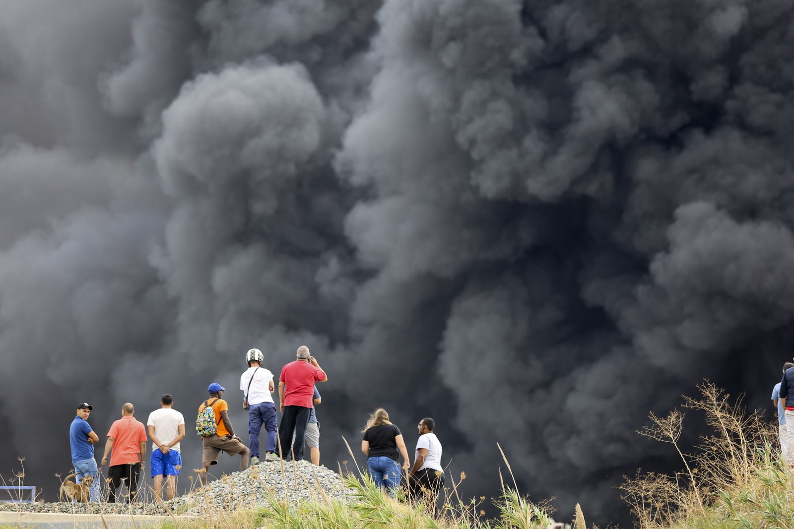 Fotos del incendio de varios vehículos en un aparcamiento de caravanas del polígono Guadalhorce