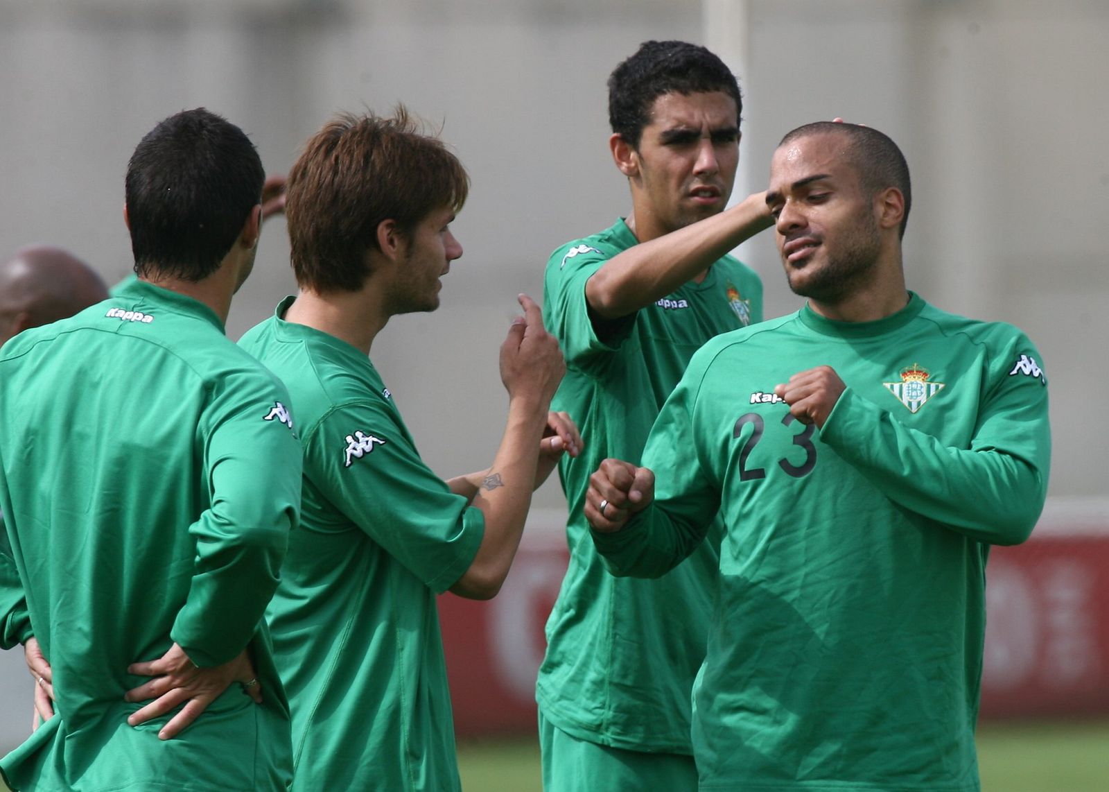 Juande y Sobis bromean con Odonkor en un entrenamiento.
