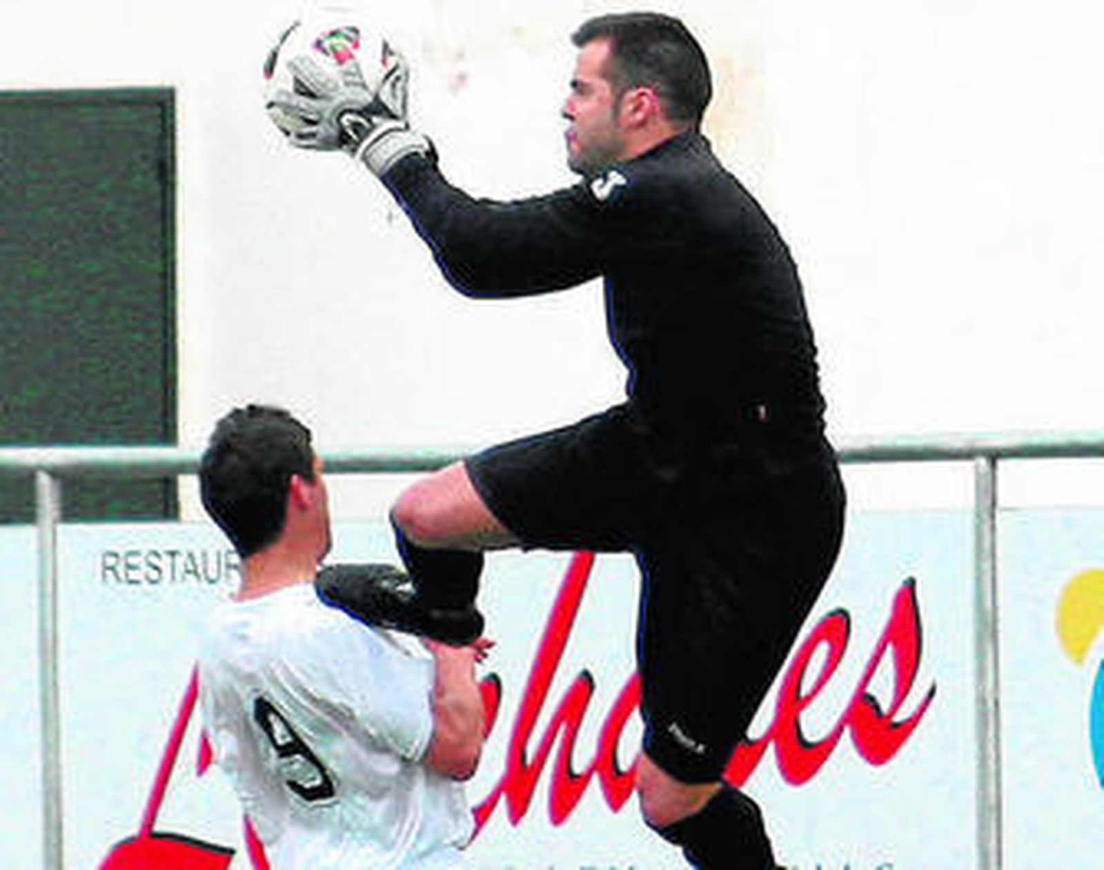 Palomar, meta del Tharsis, en un lance del encuentro frente al Chiclana.