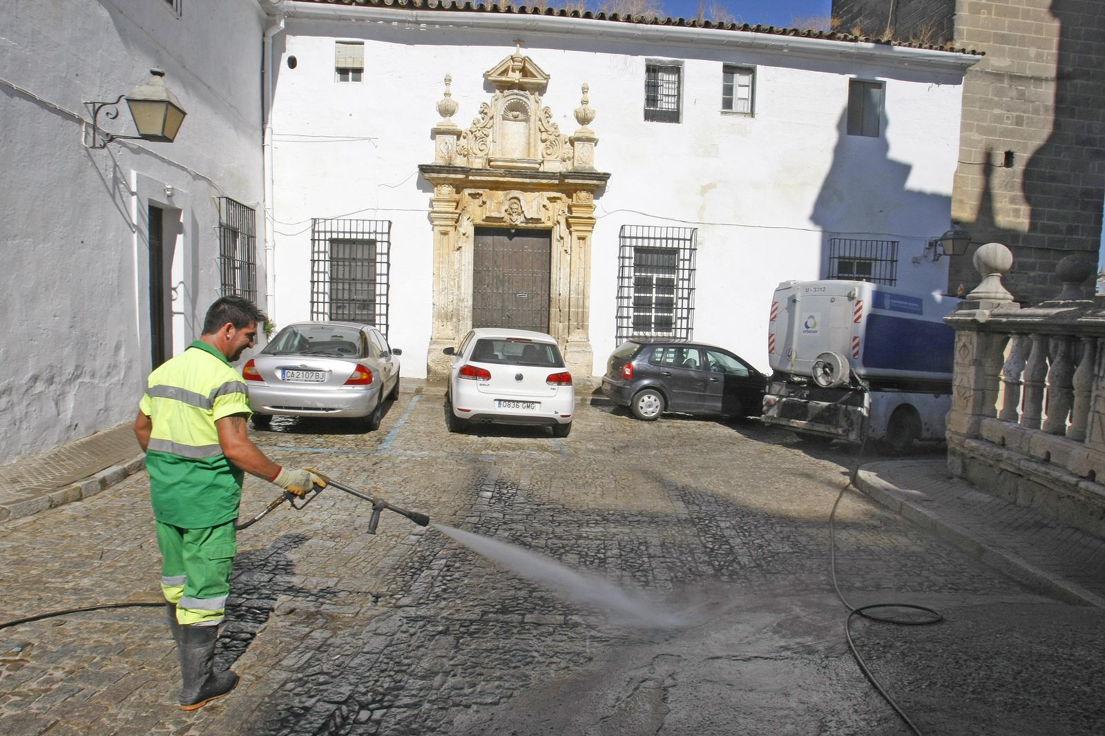 Un operario del servicio de limpieza baldeando el entorno de la Catedral.