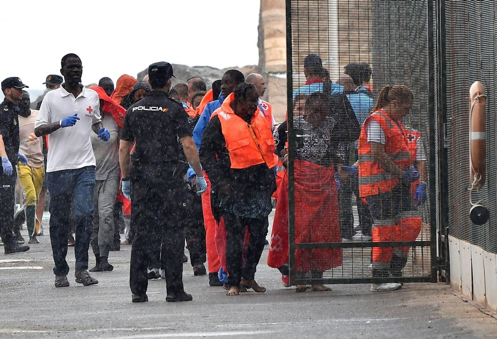 Inmigrantes llegan a los módulos del puerto.