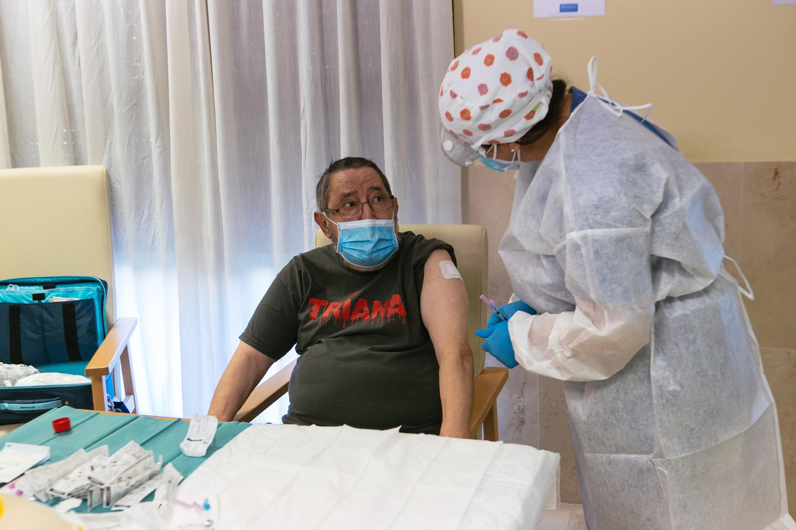 Los primeros vacunados contra el coronavirus en cada Comunidad Autónoma