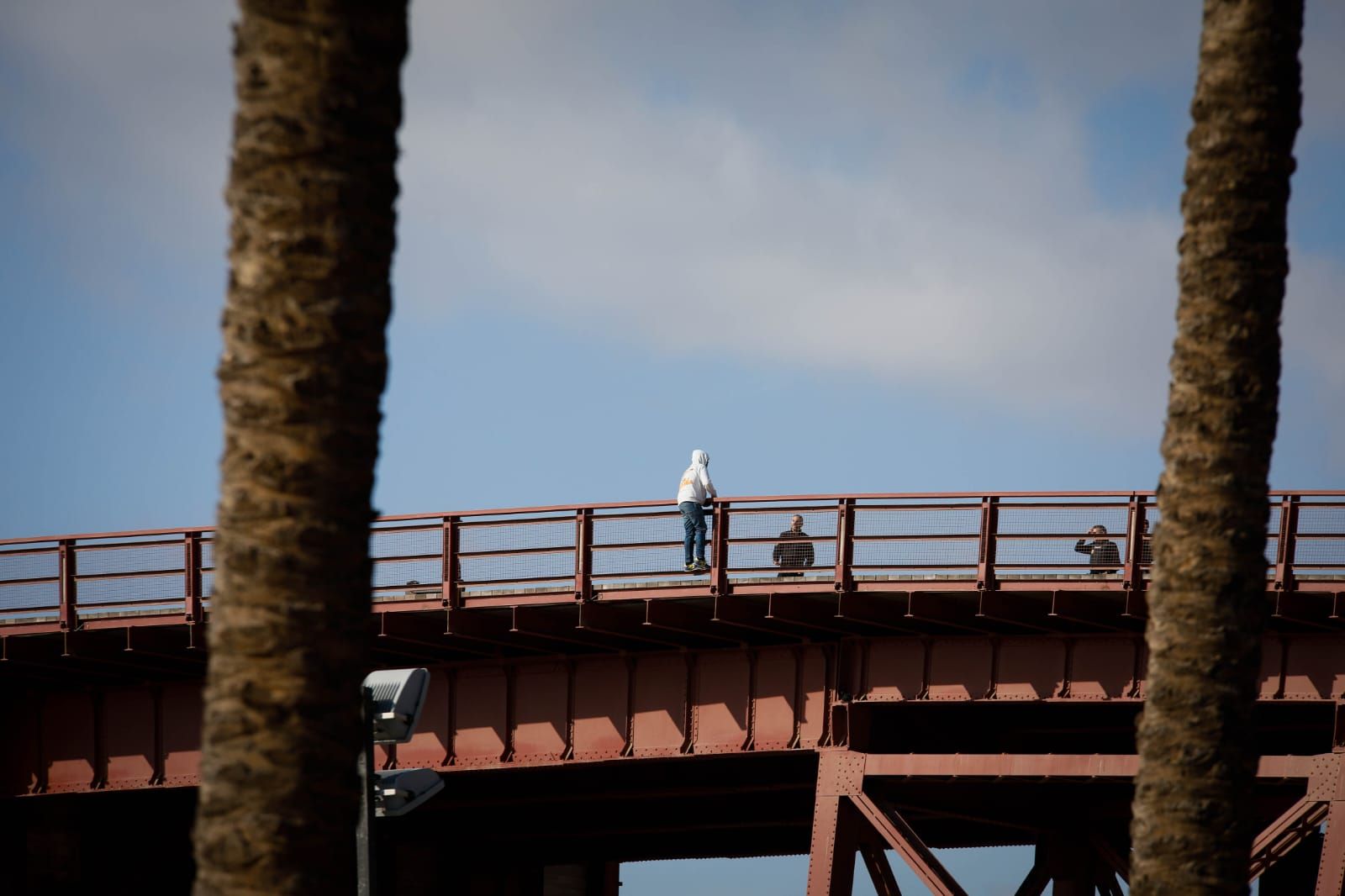 El joven se ha enganchado a la parte exterior de la barandilla del Cable Inglés.