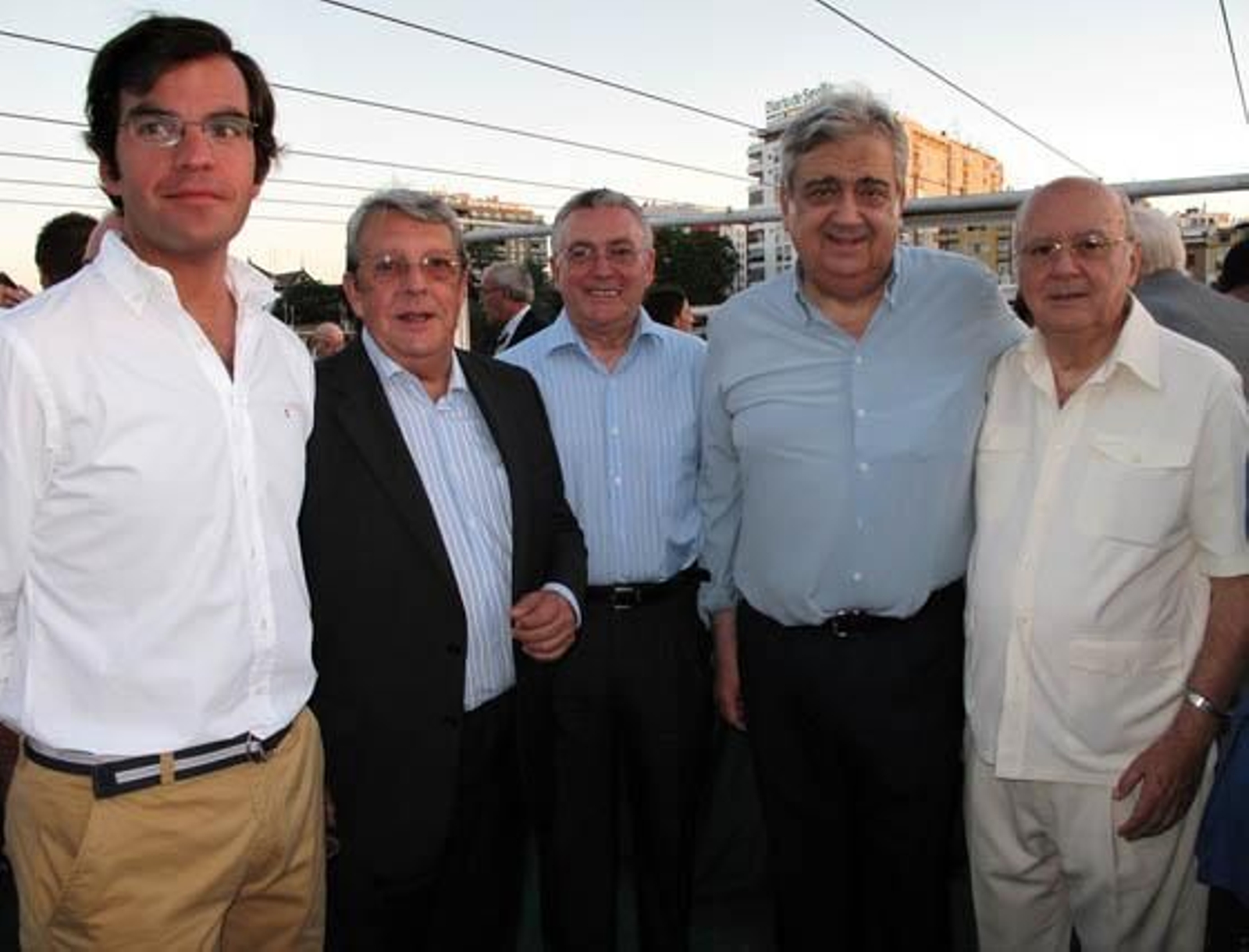 José Fernández de Cabra (Fundación Nao Victoria); Enrique Fernández, nuevo director de la Torre del Oro, Adolfo Vela, capitán de Infantería de Marina y hermano mayor de la Esperanza de Triana; Juan Salas Tornero, presidente de la Fundación Nao Victoria, y el escritor y periodista Nicolás Salas.

Foto: Victoria Ramírez