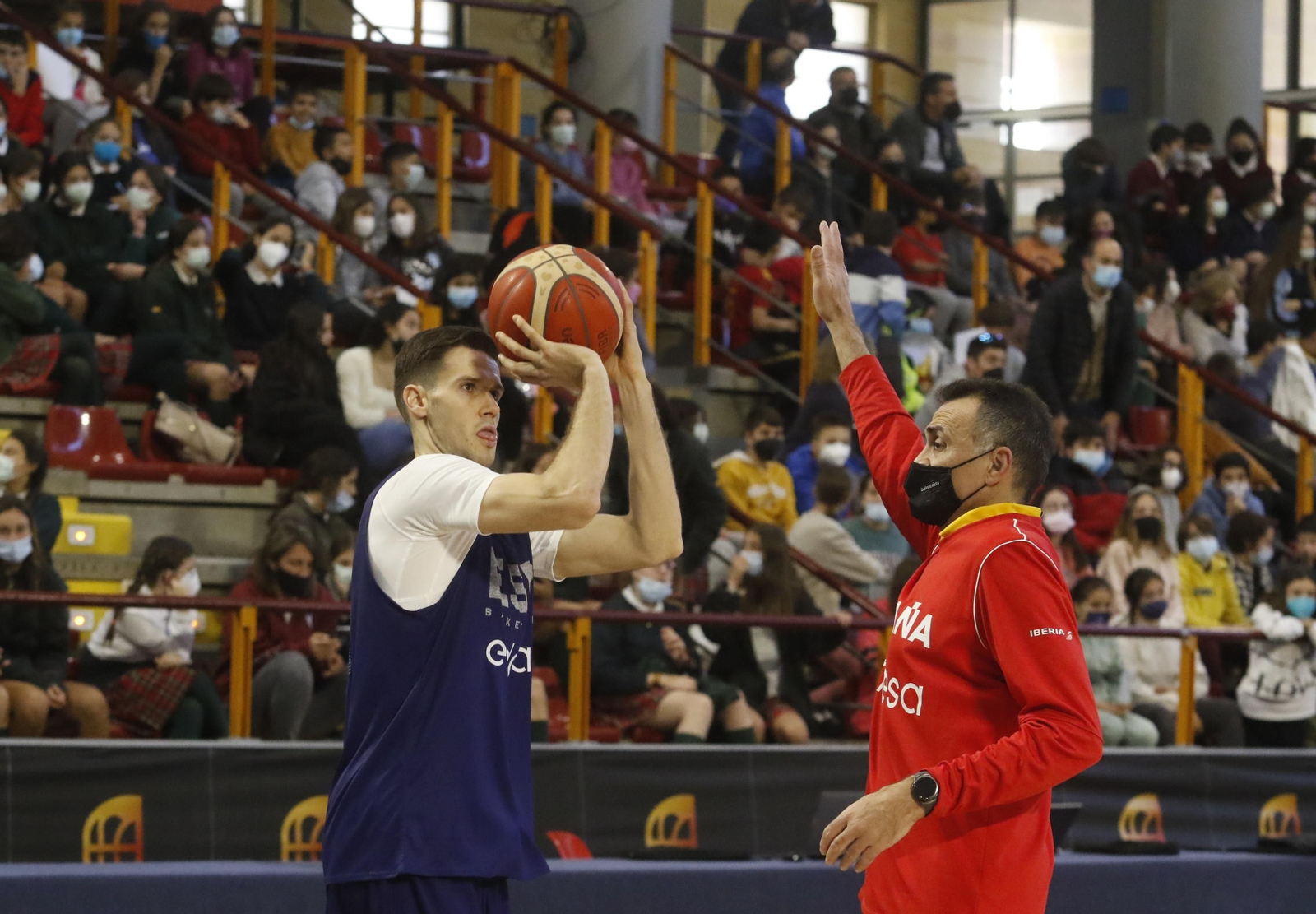 La selección española de baloncesto abre el entrenamiento en Córdoba a los más jóvenes, en imágenes