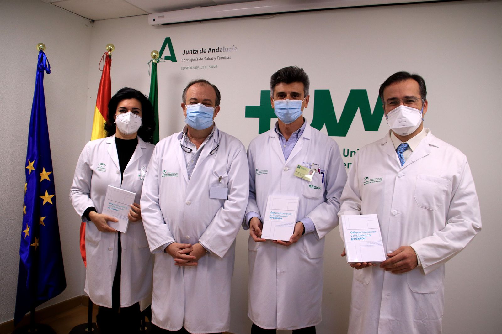 Coautores de la Guía junto con el gerente del Hospital Macarena, Miguel Ángel Colmenero.