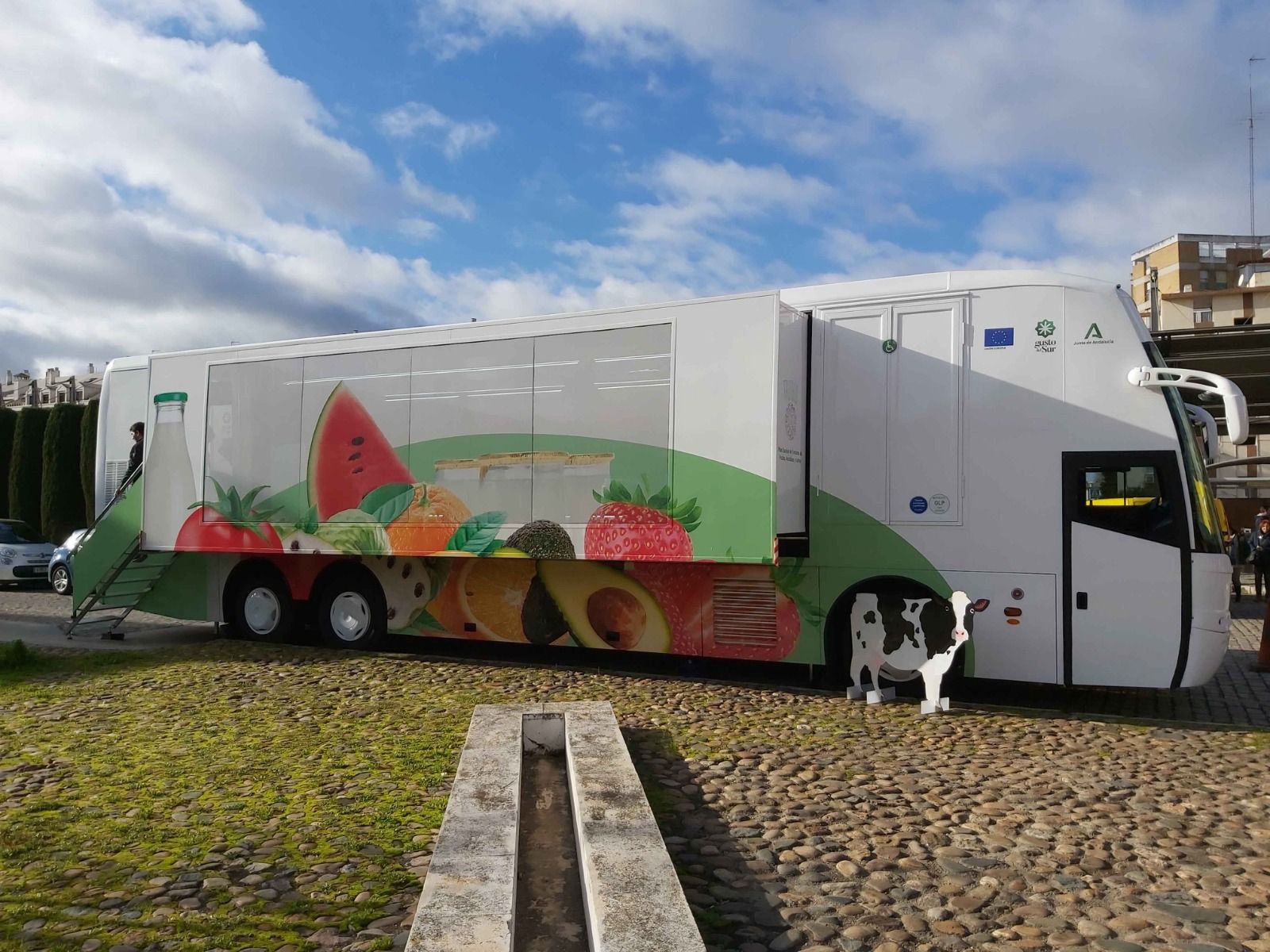 Reparto de frutas en los colegios.