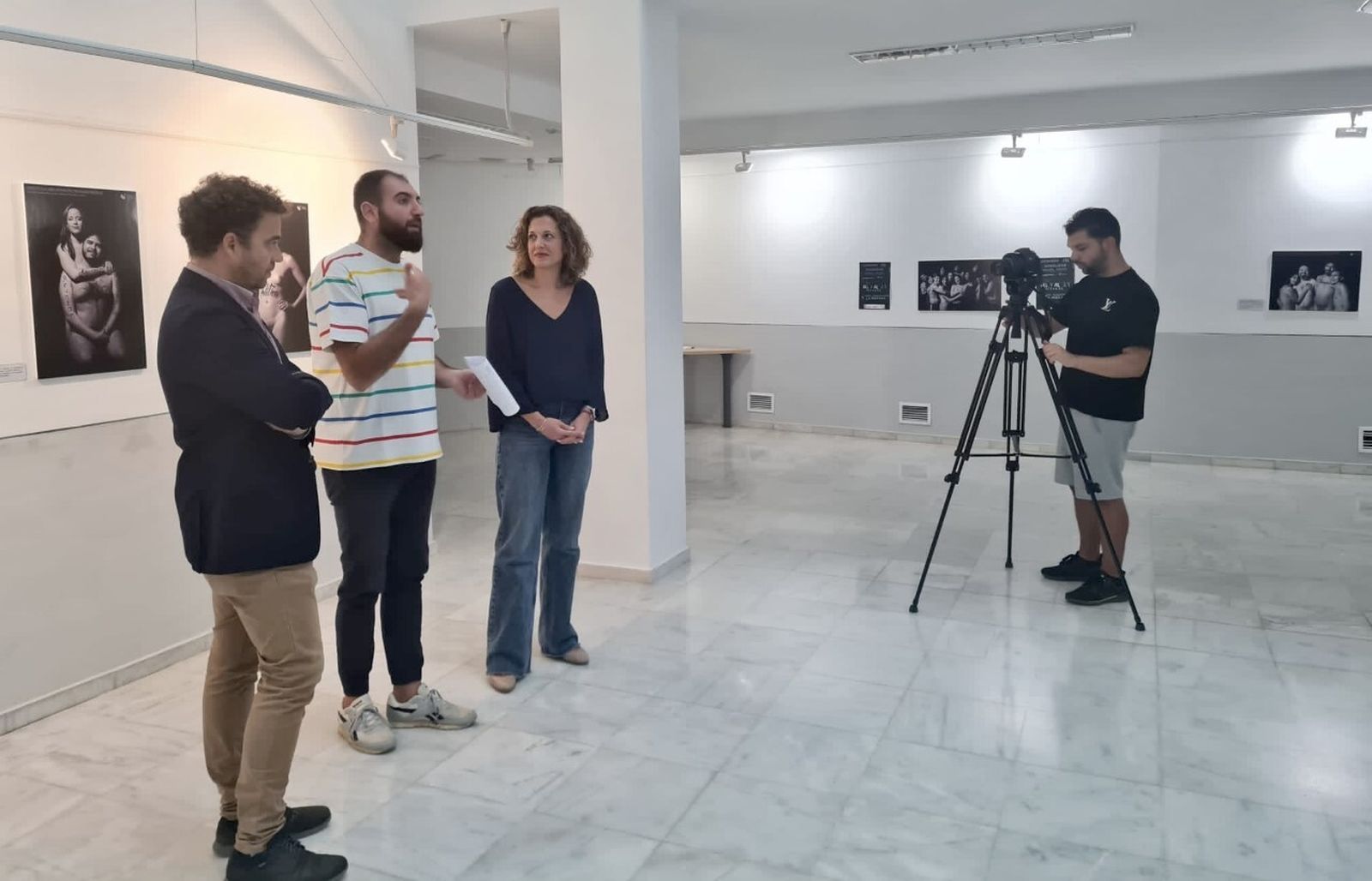 Un momento de la inauguración de esta exposición fotográfica en La Morana.