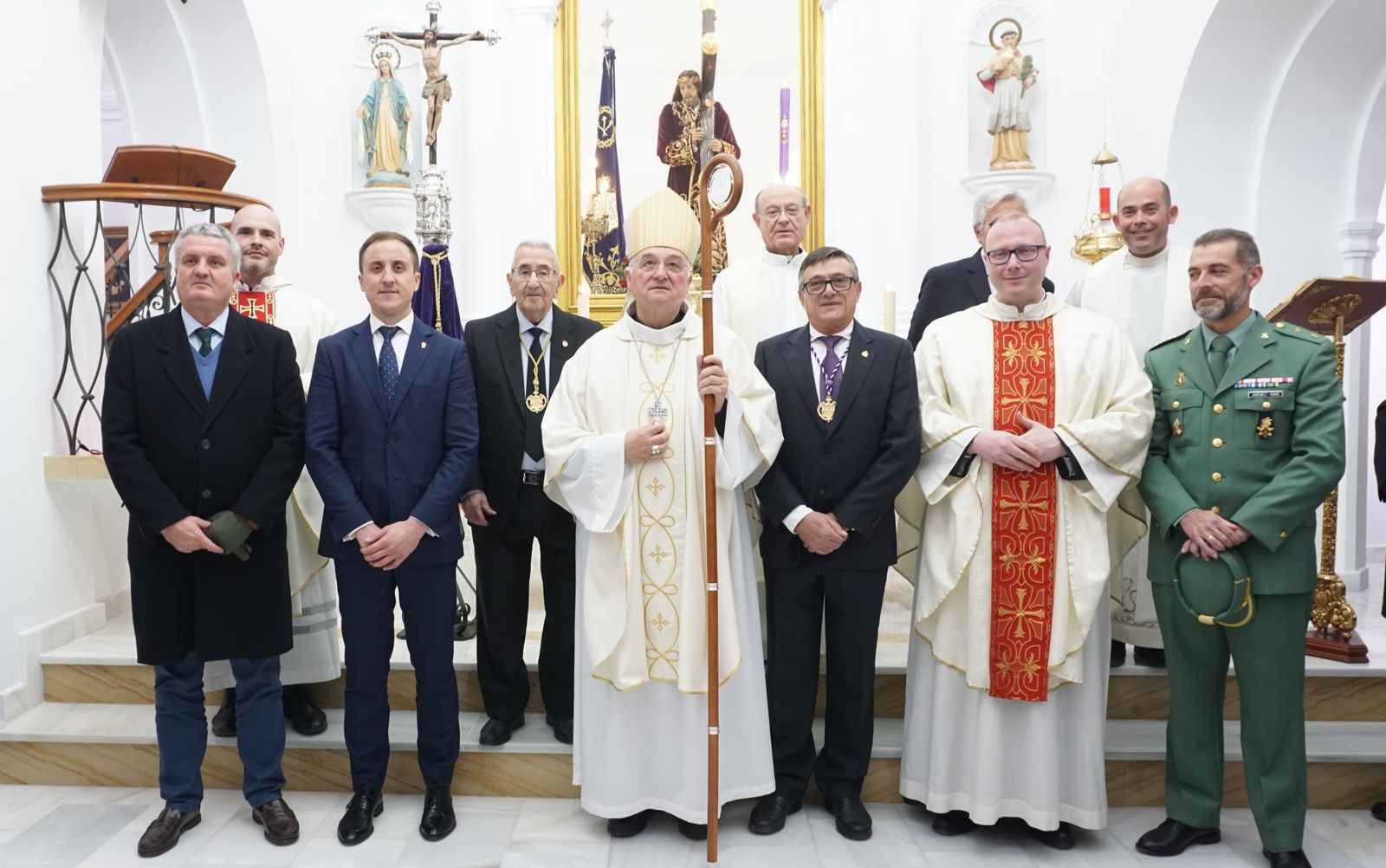 Autoridades posan junto a miembros de la Hermandad y al obispo de Almería en la remozada ermita de San Ramón.