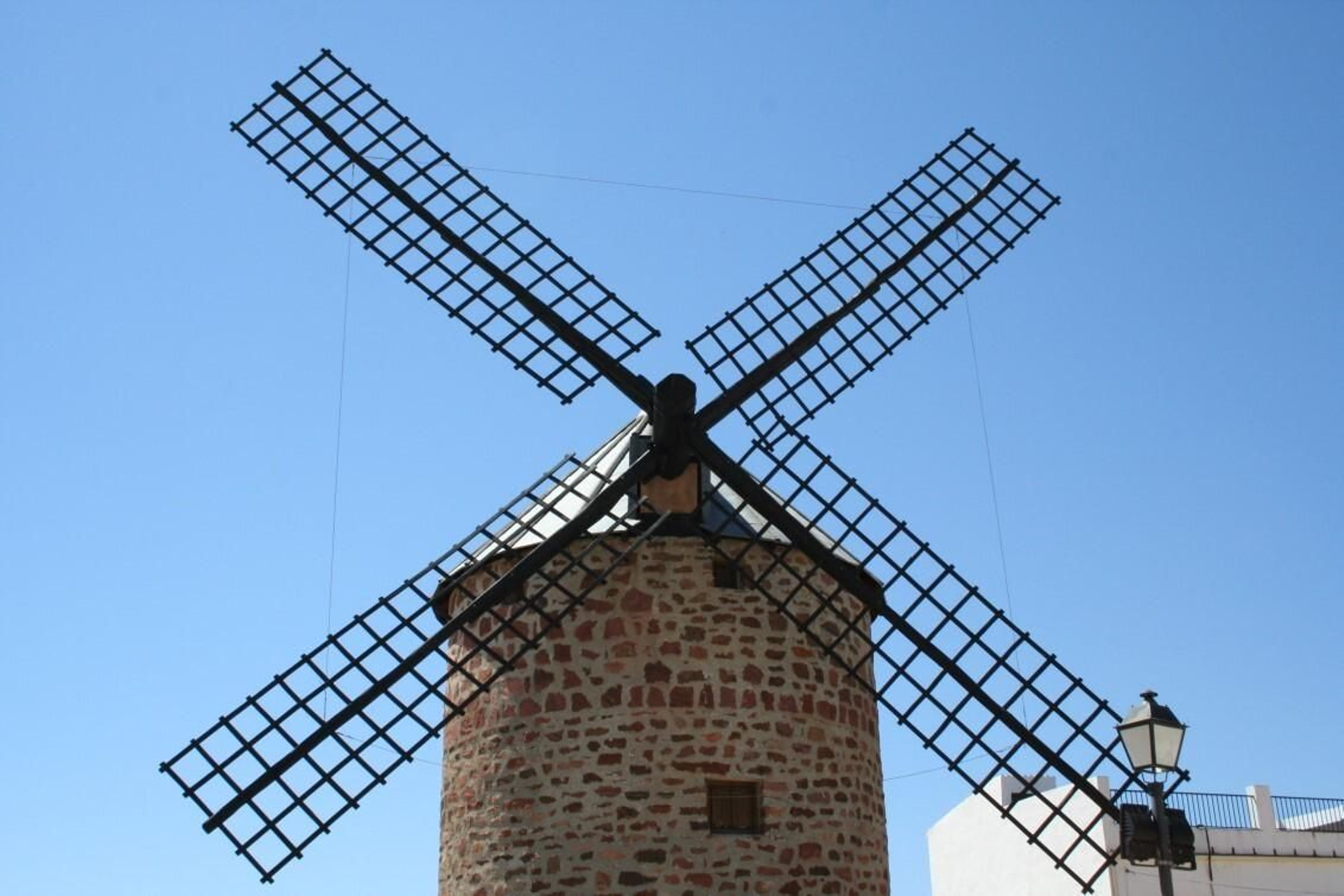 Antiguo molino de viento del siglo XVII, situado en la parte alta del municipio. Baños de la Encina, uno de los pueblos más bonitos de España