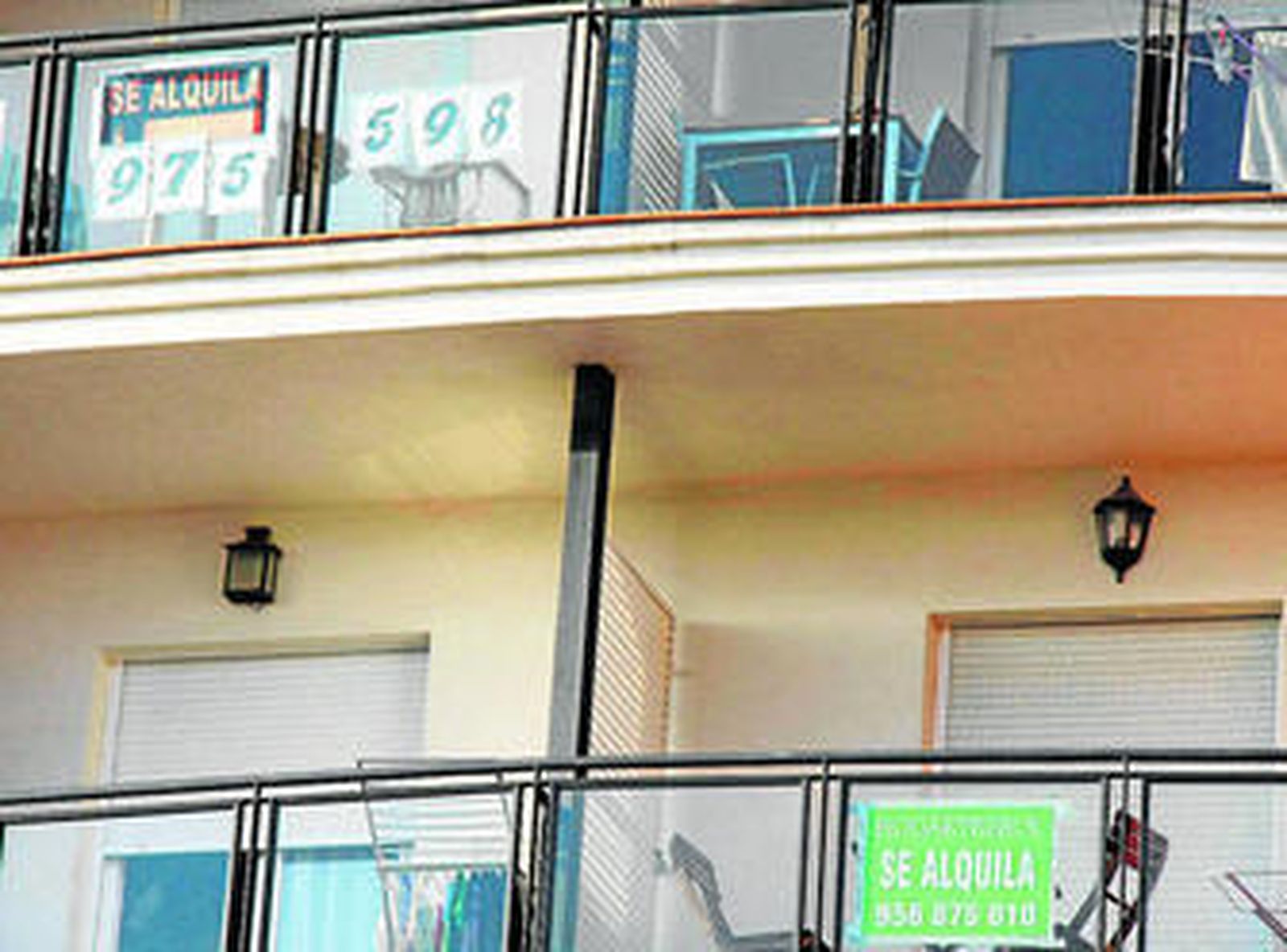 Pisos en alquiler en una de las urbanizaciones de la Costa Oeste de la ciudad.