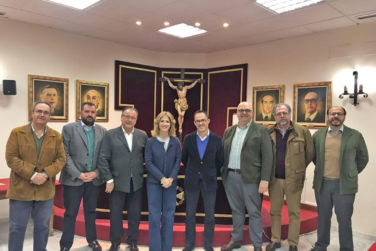 Mestre, junto a los miembros de la Unión de Hermandades que preside Dionisio Díaz.
