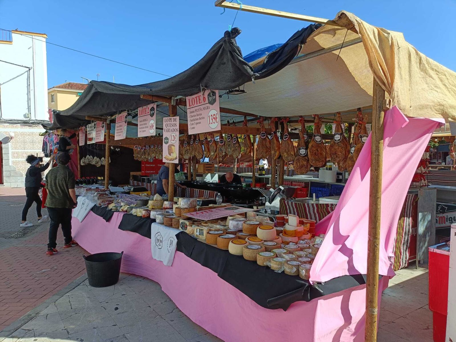 Uno de los puestos del mercado ibérico de Los Barrios.