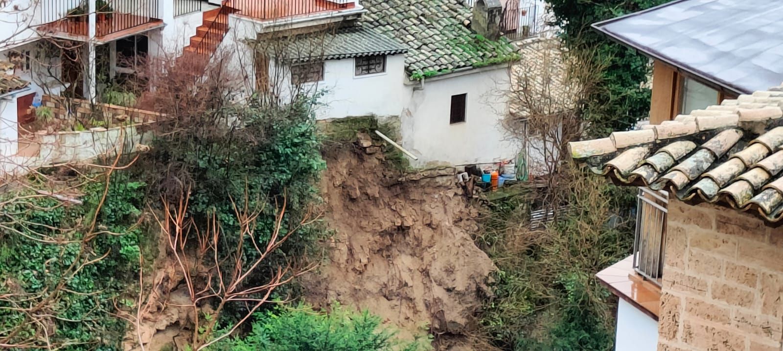 Casas que se quedan en el aire, tras los desprendimientos en el casco antiguo.