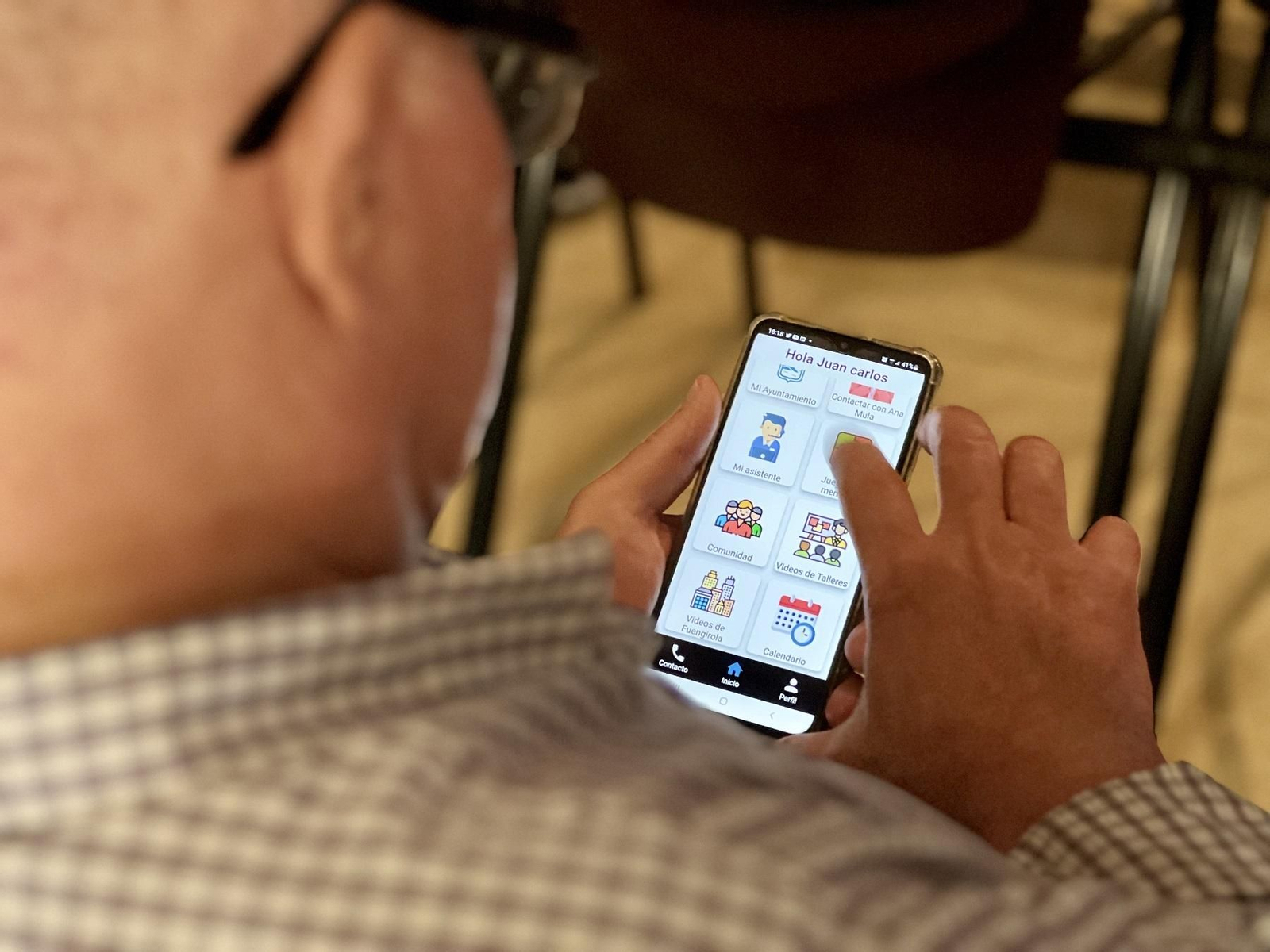 Un usuario interactúa con la nueva app.