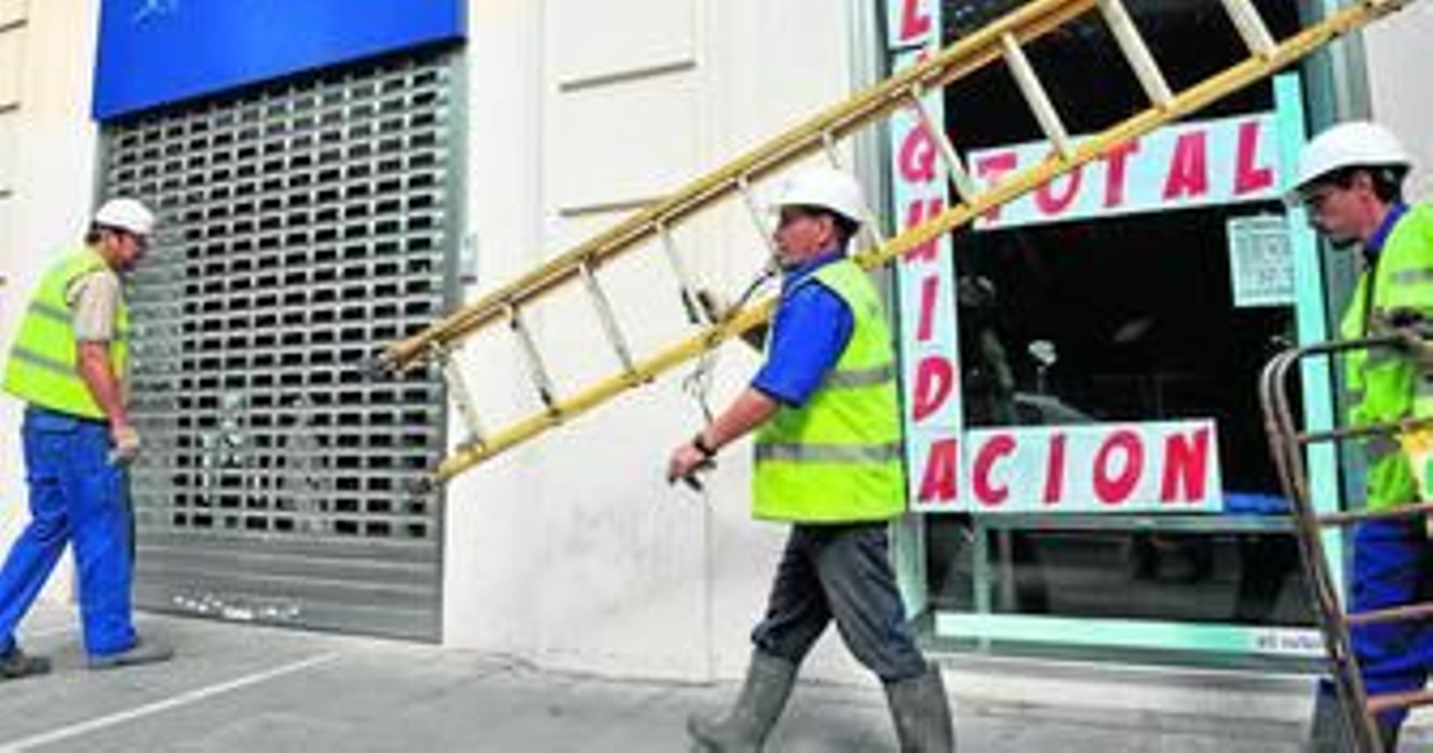 Operarios en la obra de acondicionamiento de un local en el centro de la ciudad.