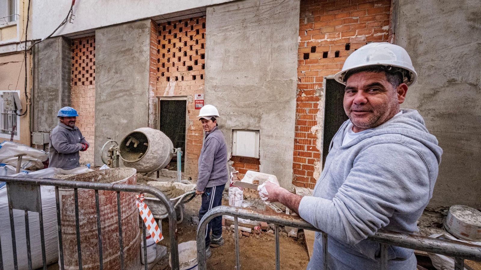 Obras en la promoción de viviendas de la calle Público.