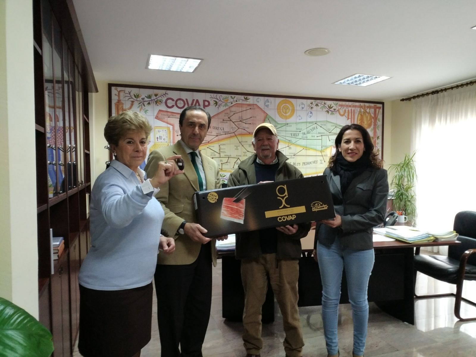 Claudio Rodríguez recibe el premio de la pasada edición.