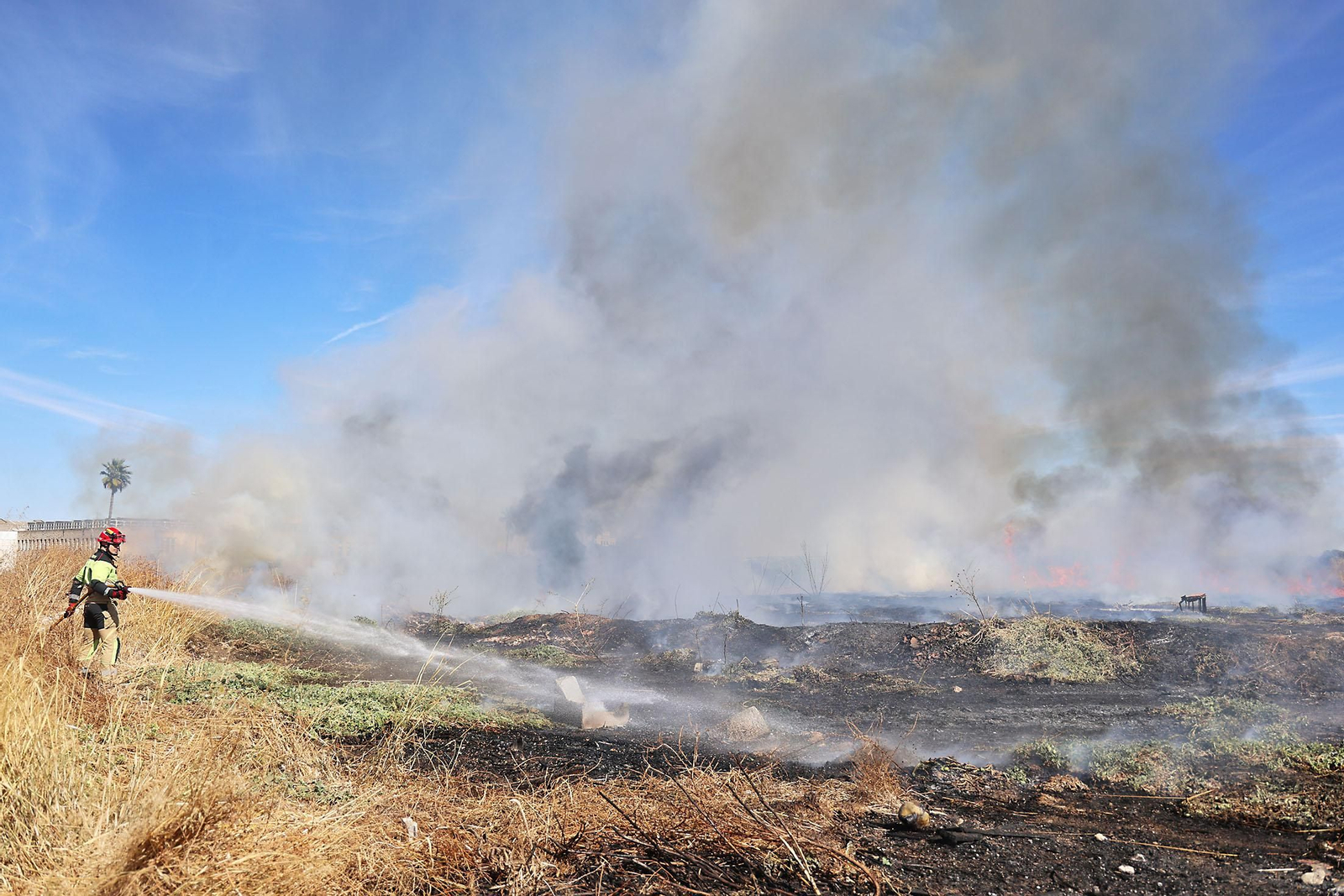 Imágenes del incendio junto al Hospital Juan Ramón Jiménez y el campo de fútbol de El Torrejón en Huelva
