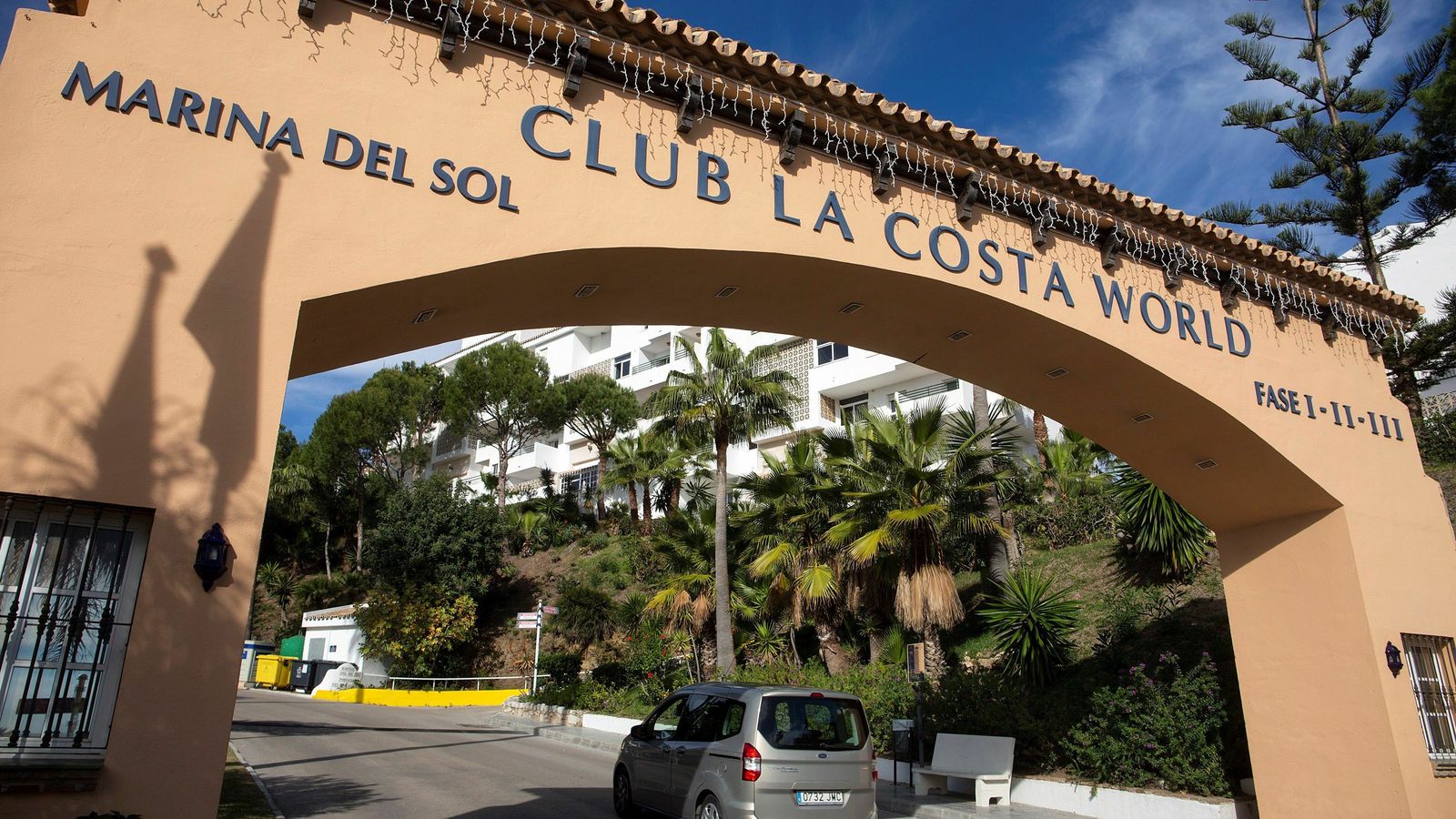 Entrada de la urbanización Club La Costa de Mijas.