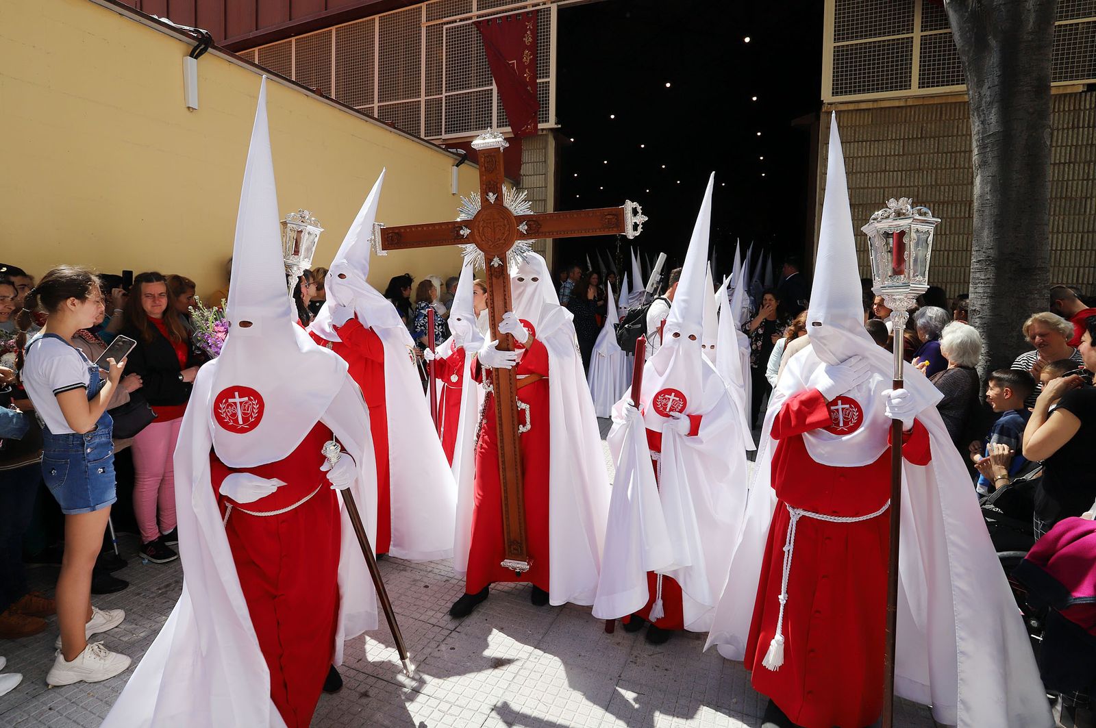 Nazarenos de la Hermandad de El Perdón el Lunes Santo de 2019.