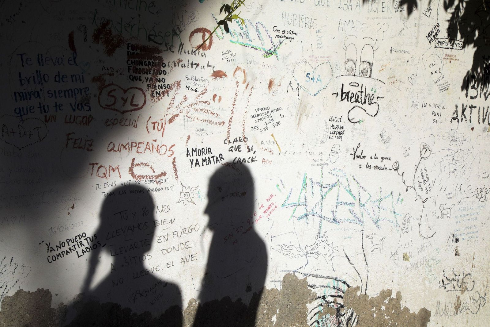 Pintadas en forma de "vandalismo poético" en la paredes del barrio del Albaicín .