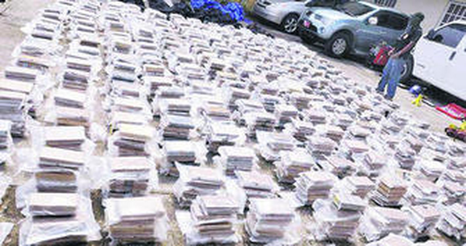 Parte de los 250 kilos de cocaína intervenidos por el Greco de Cádiz en un velero en alta mar.