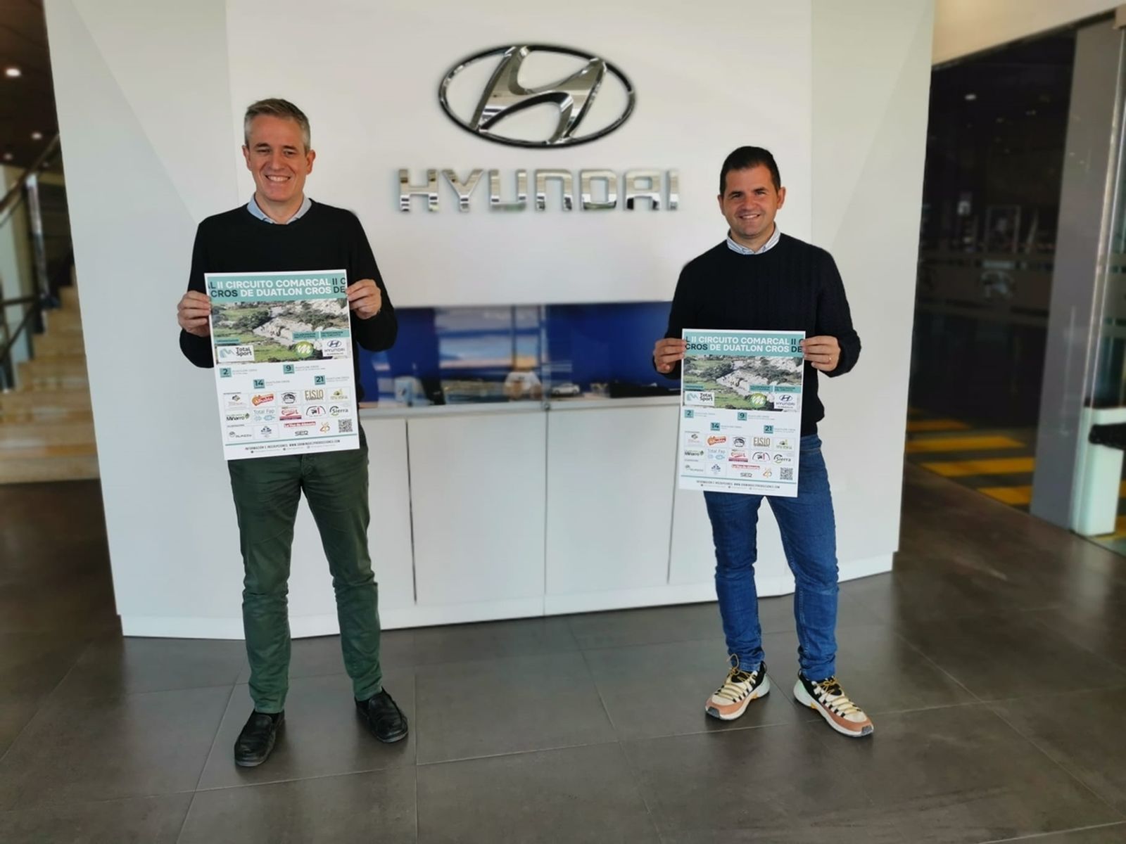 Asier Arrizabalaga y Manuel Gutiérrez con el cartel anunciador