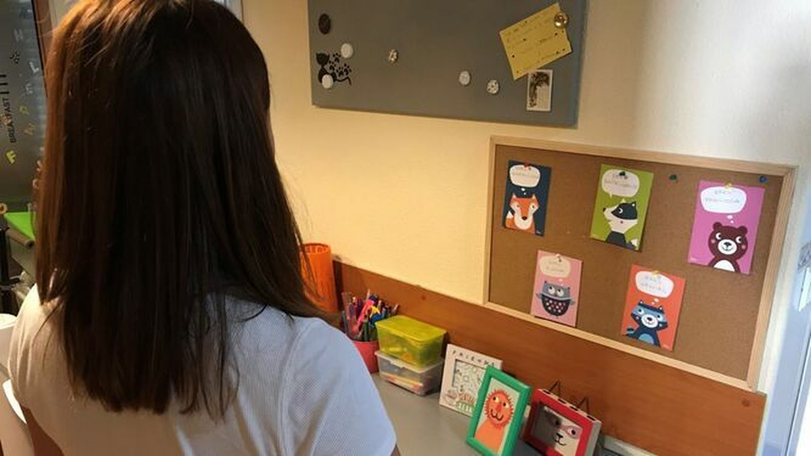 La menor, en su cuarto, en una imagen de archivo.