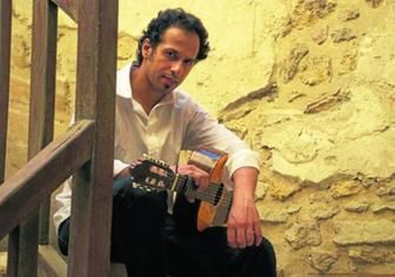 Tras el éxito de su primer disco, el egipcio afincado en Almuñécar presenta en una gira estival su nuevo disco 'Sin País'.