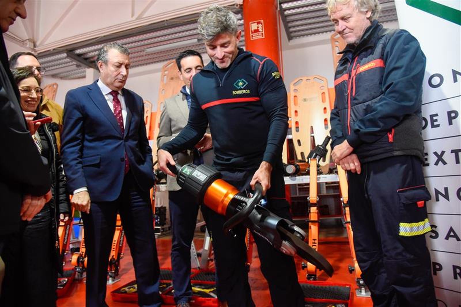 Un bombero muestra cómo funciona una de las máquinas del equipo de excarcelación