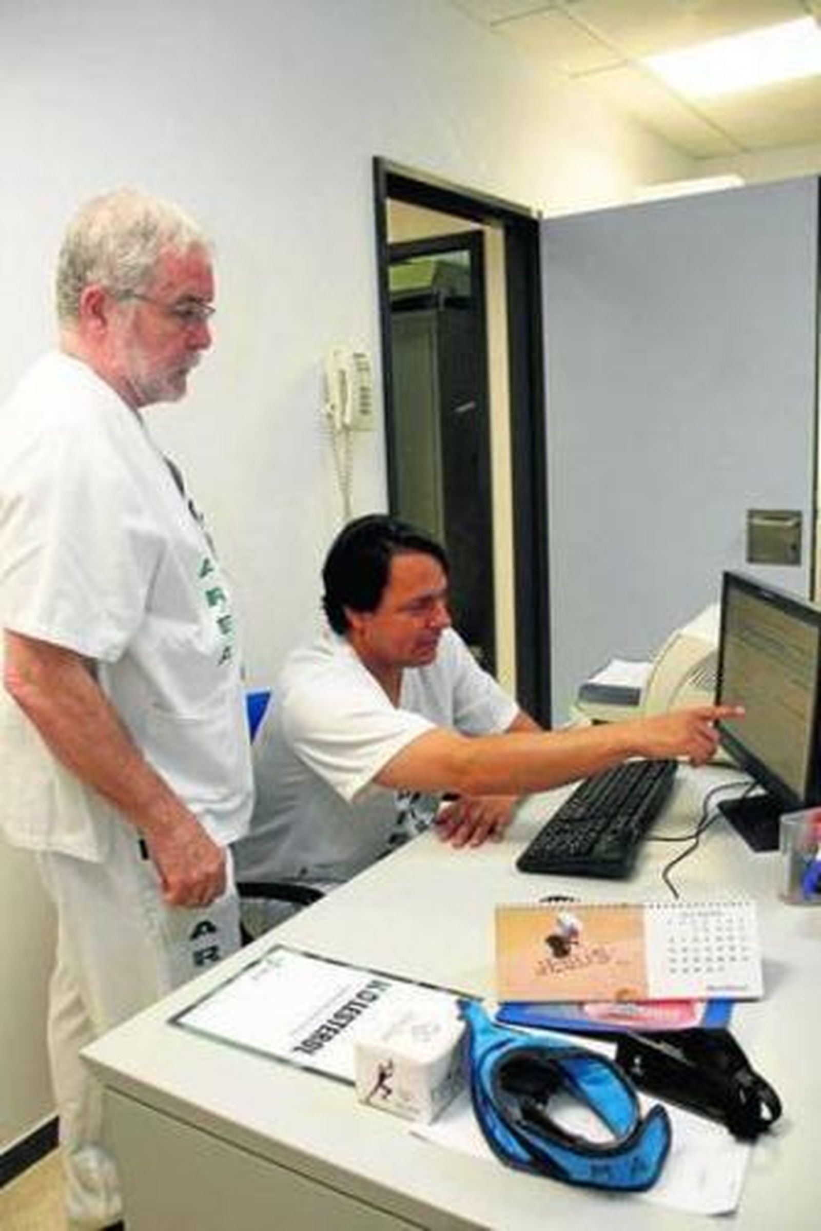 El director de la Unidad de Gestión Clínica de Cardiología revisa las pruebas.