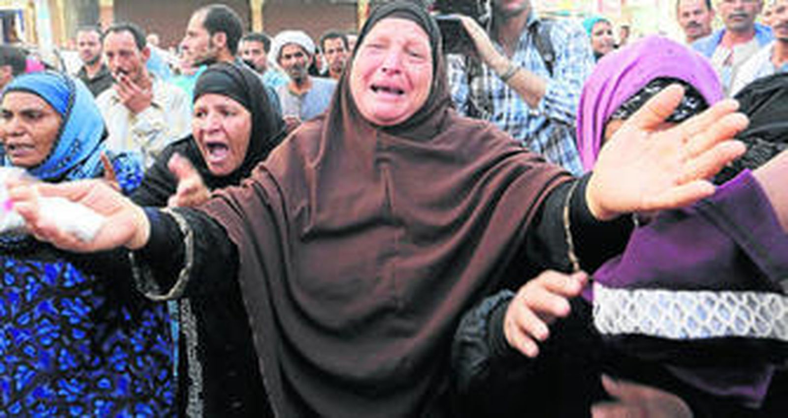 Una familiar de un presunto seguidor de los Hermanos Musulmanes gesticula al conocer el fallo en Minia.