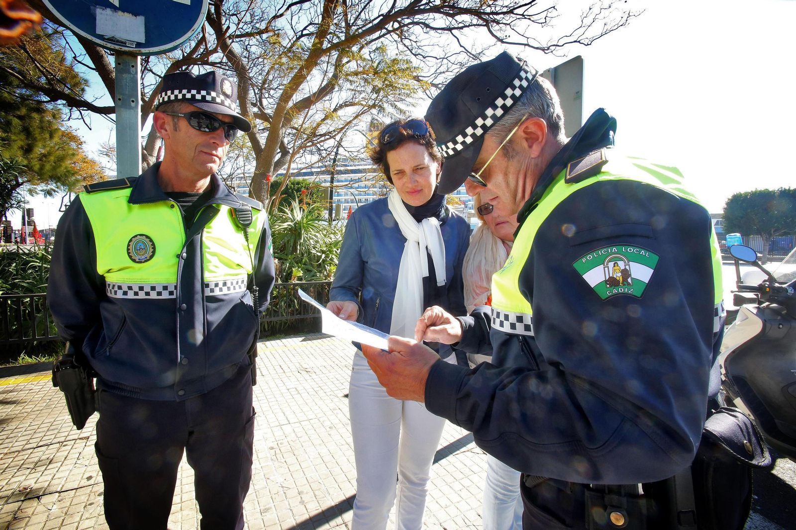 Dos agentes atienden la demanda de información de unas cruceristas, en una imagen de archivo.