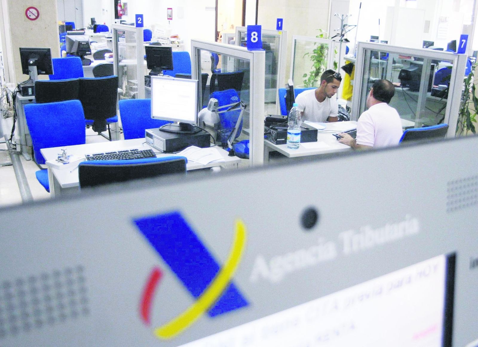 Un ciudadano en una oficina de la Agencia Tributaria.