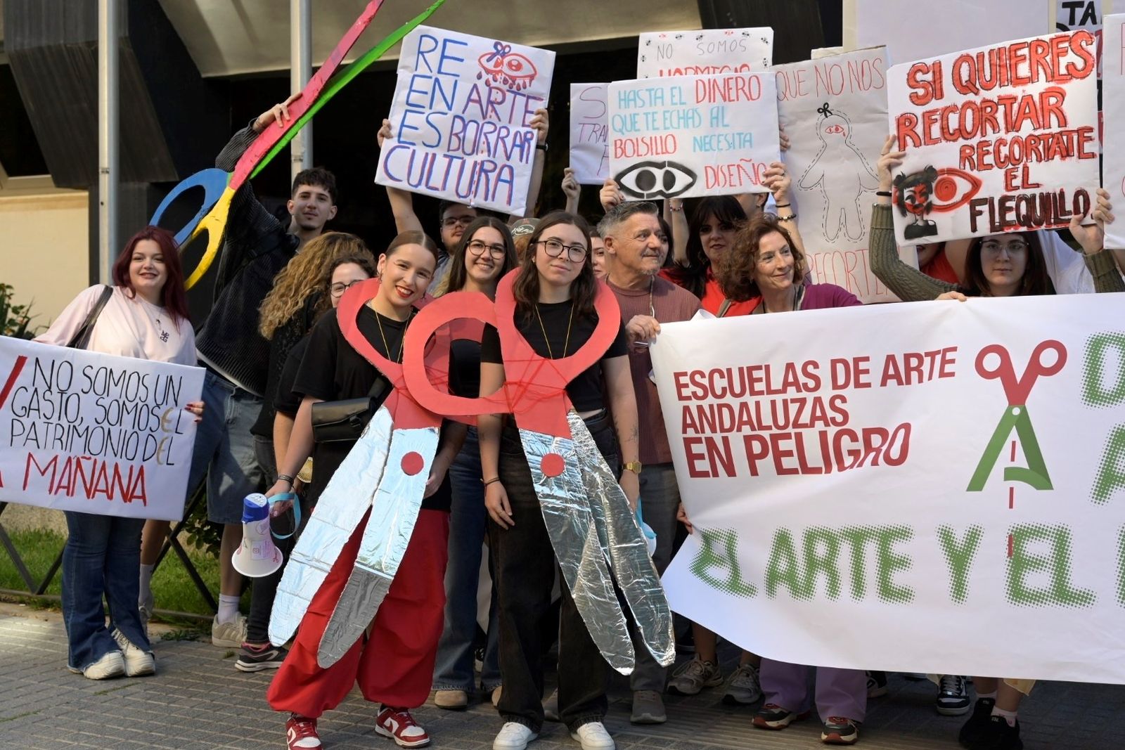 La protesta de la comunidad educativa de la Escuela de Arte y Superior ...