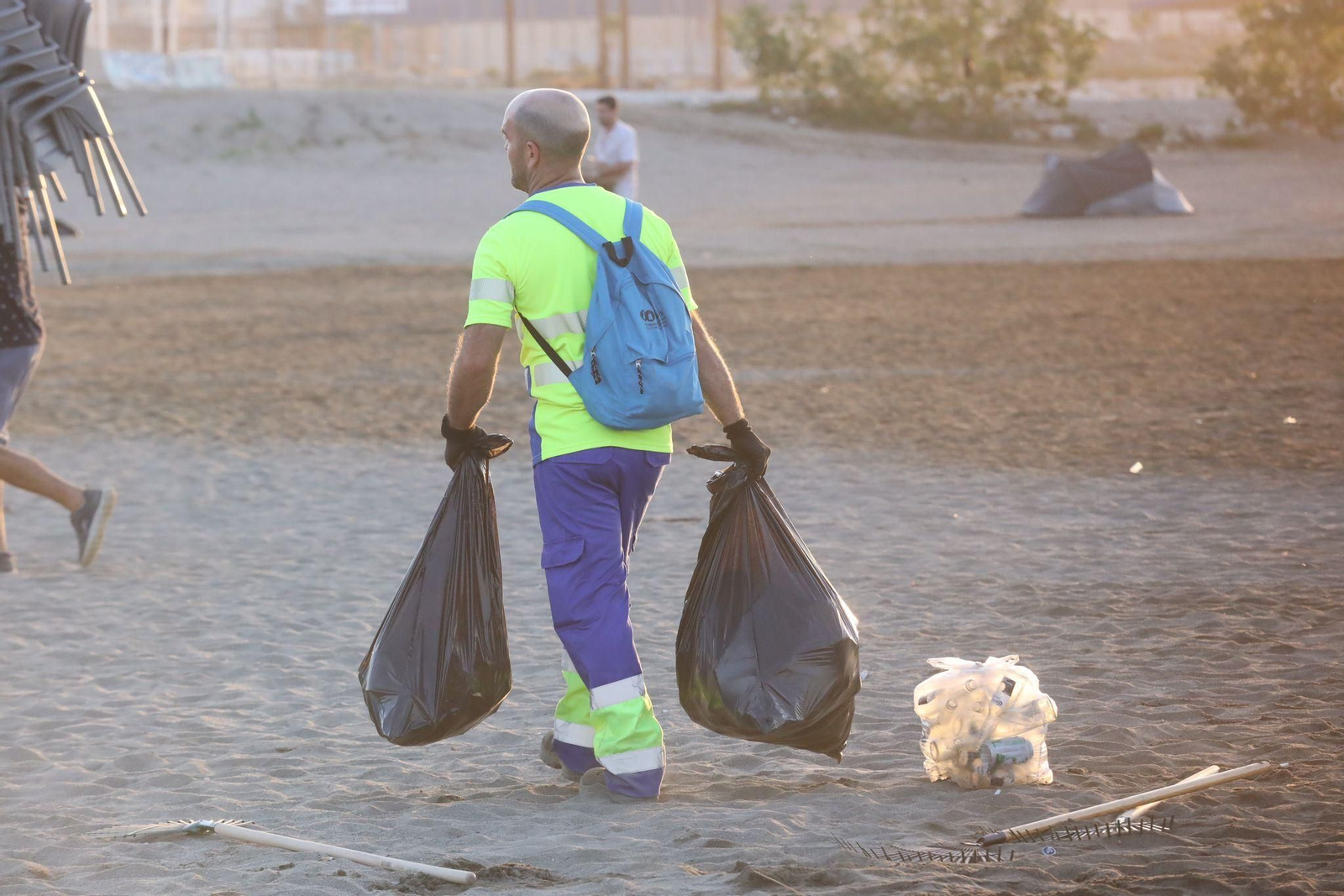 La 'resaca' de la Noche de San Juan en la playa de Huelin en Málaga La 'resaca' de la Noche de San Juan en la playa de Huelin en Málaga