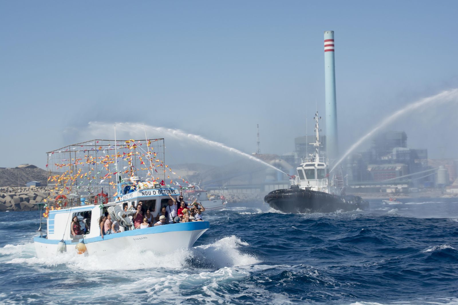 La Virgen del Carmen baja de su iglesia para navegar por la bahía de Carboneras